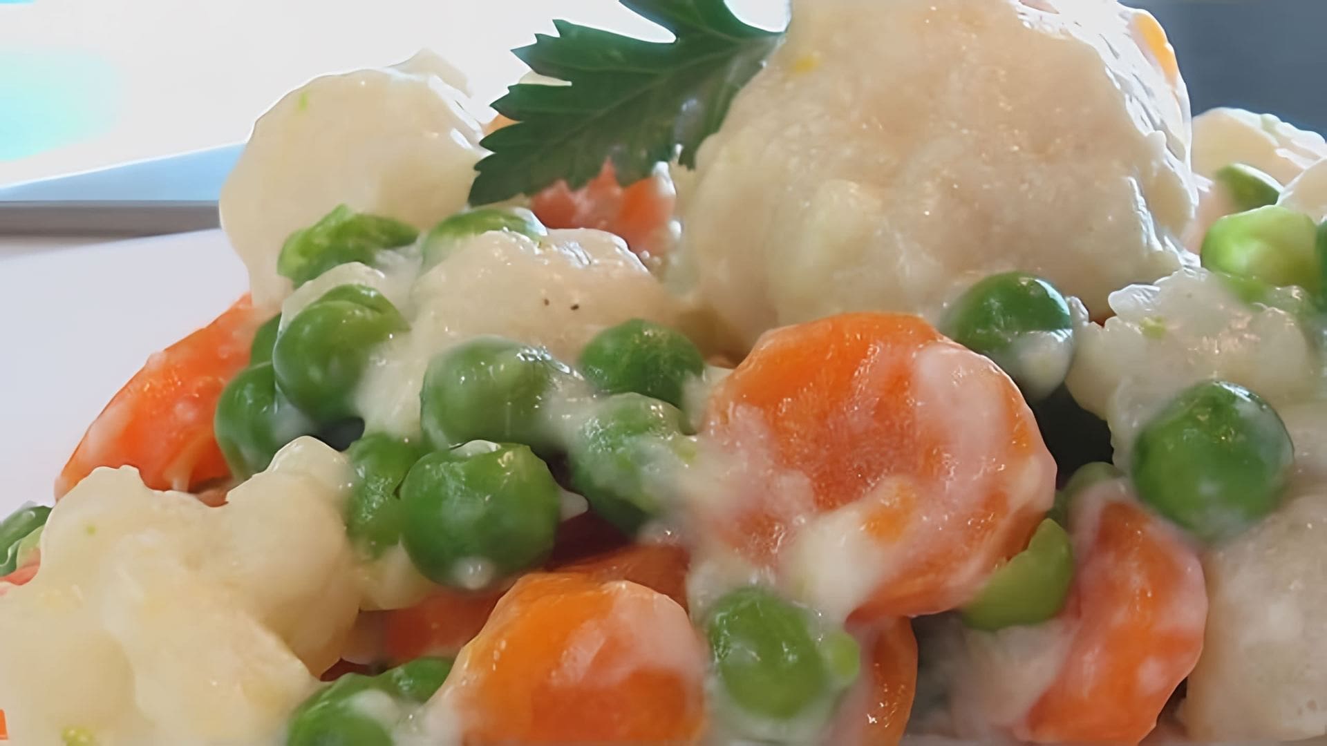 В этом видео демонстрируется рецепт приготовления овощей в молочном соусе по книге "О вкусной и здоровой пище"