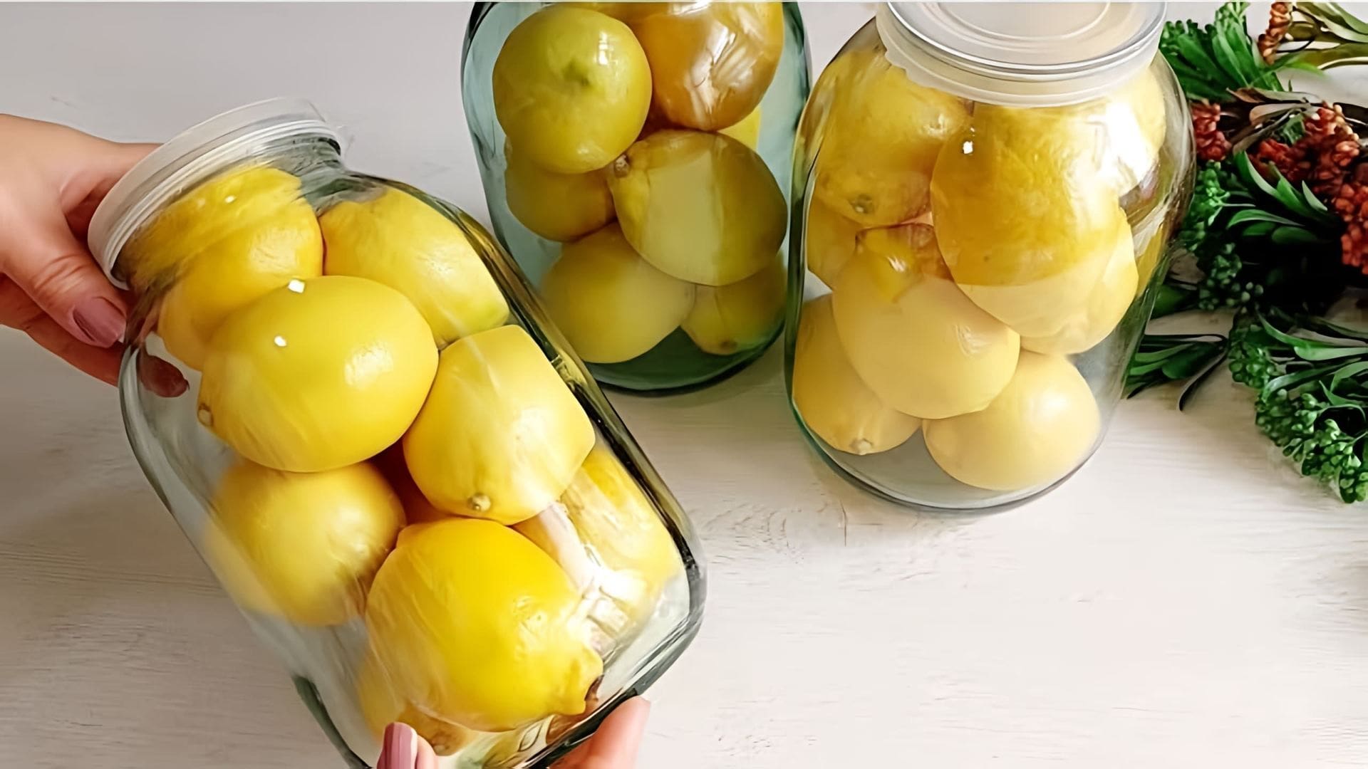 В этом видео демонстрируется процесс приготовления лимонного варенья без заморозки и варки