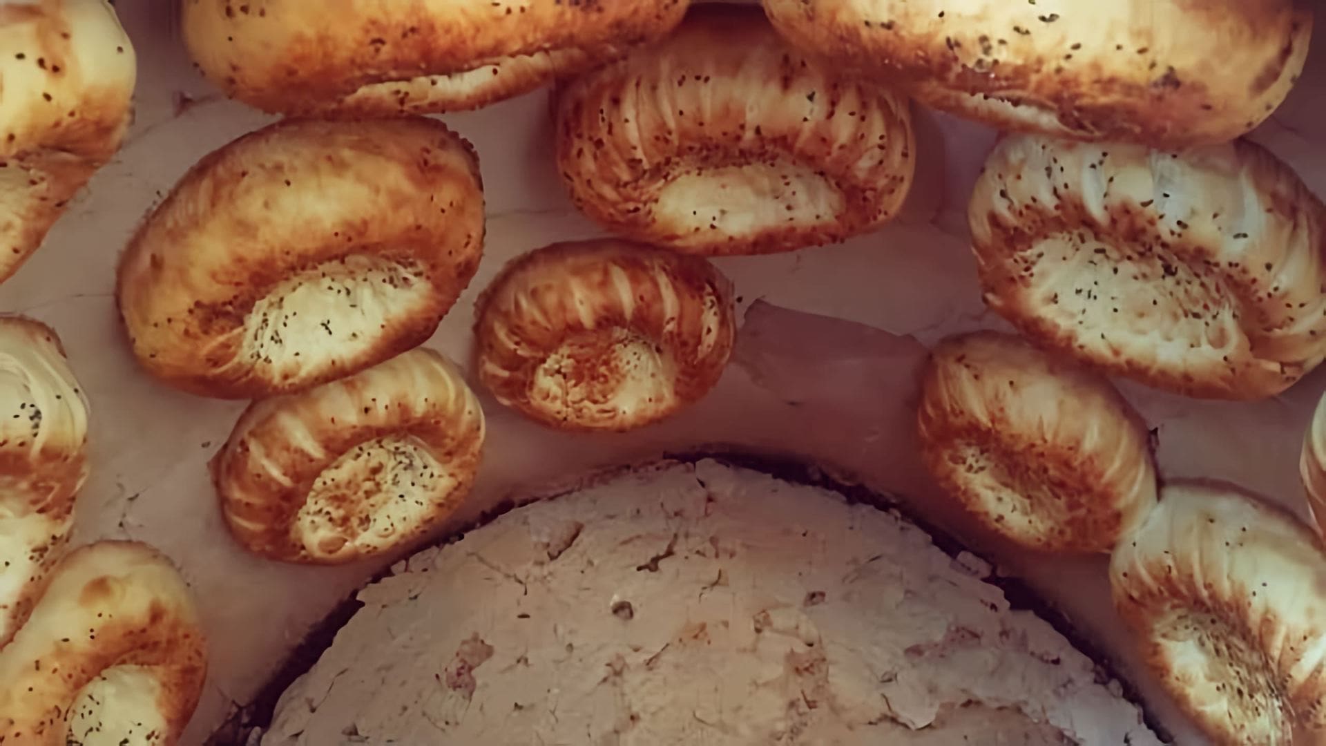 В этом видео-ролике вы увидите, как готовят узбекские лепешки в тандыре