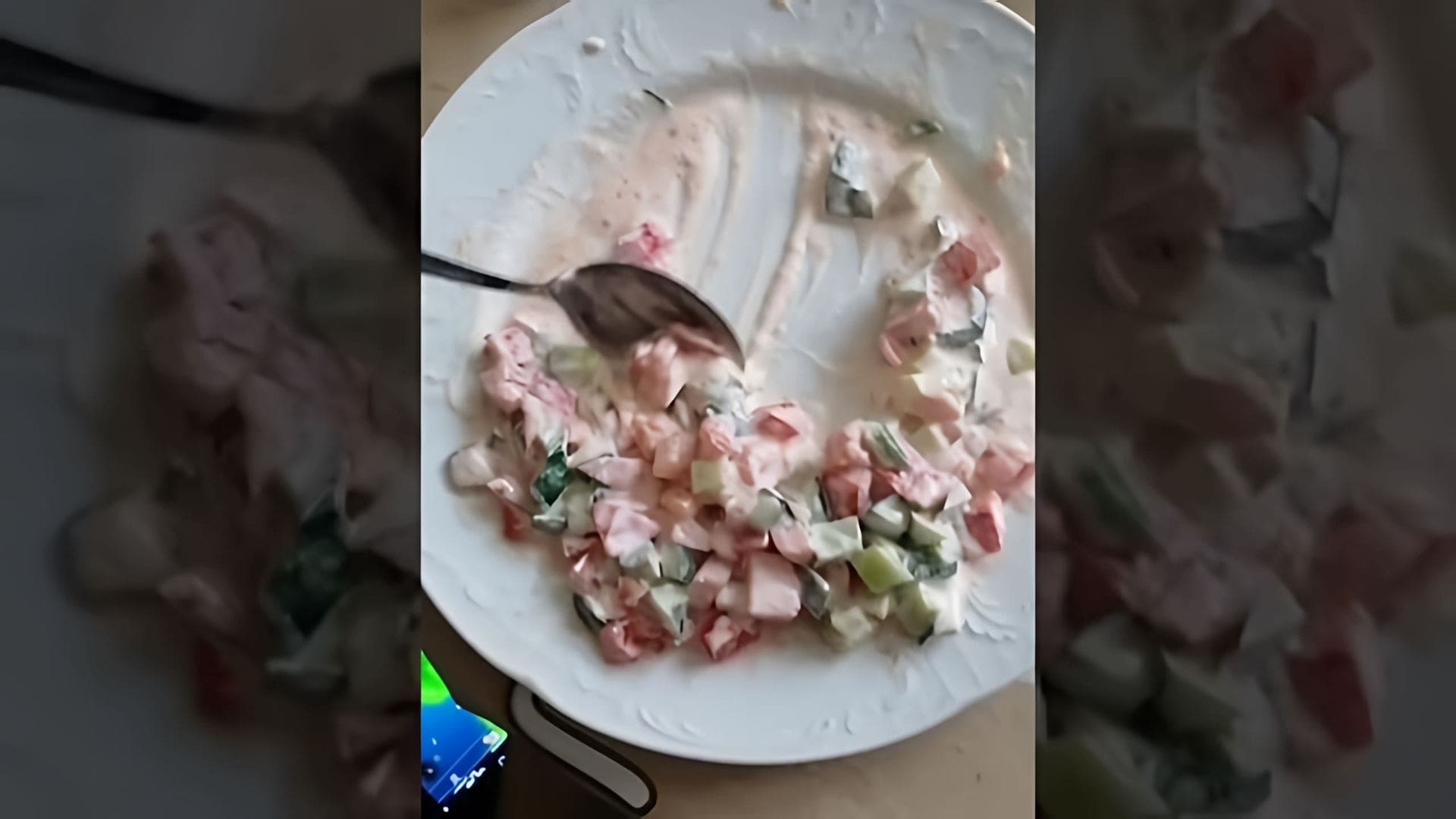 В этом видео-ролике я покажу, как приготовить вкусный и полезный овощной салат с огурцами, помидорами и сметаной