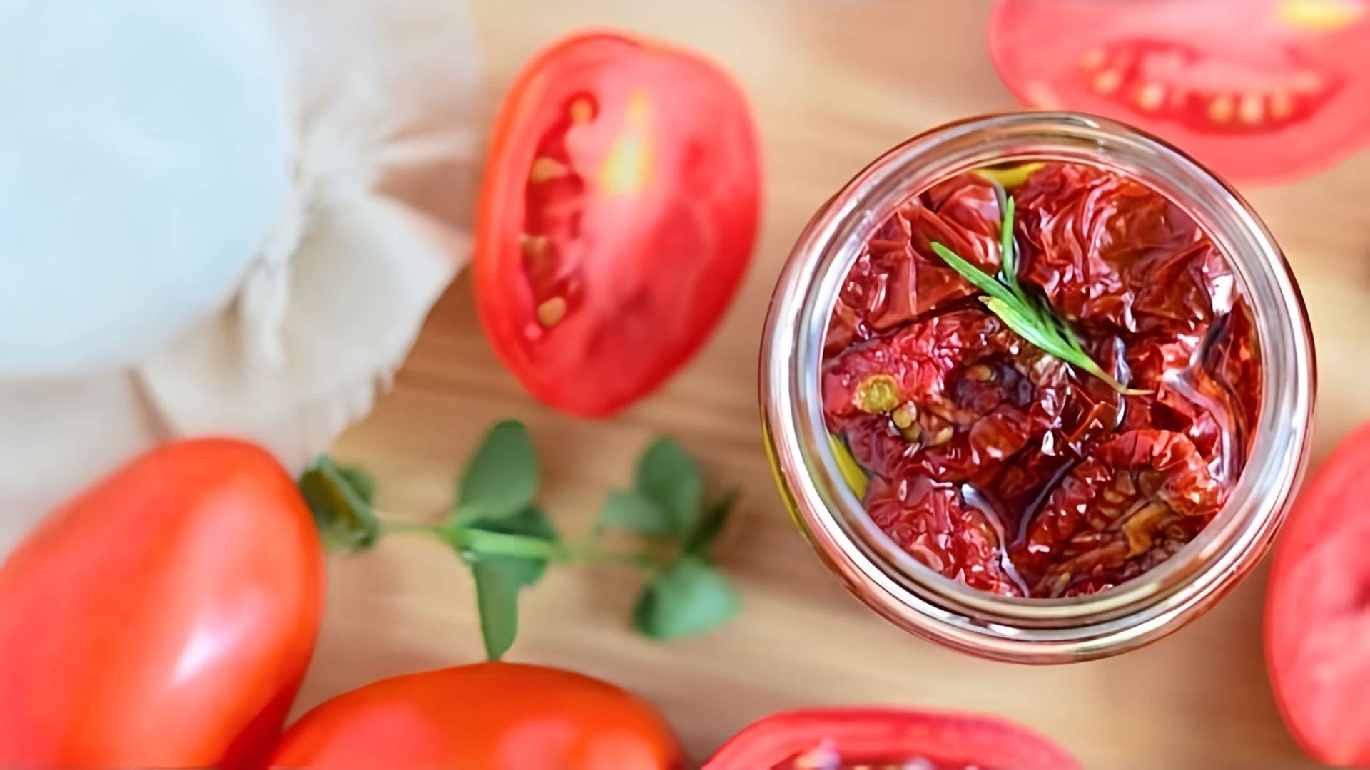 В этом видео демонстрируется рецепт приготовления вяленых помидоров
