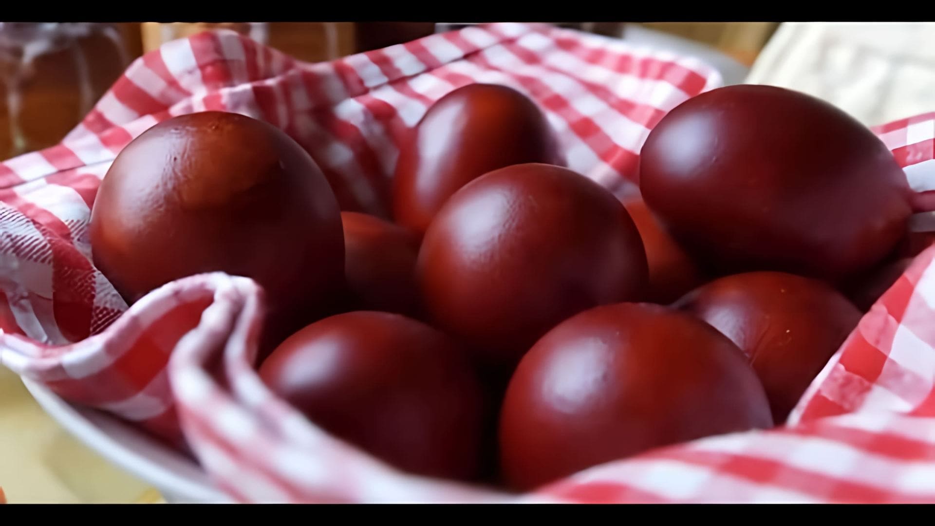 В этом видео рассказывается о том, как покрасить яйца в луковой шелухе