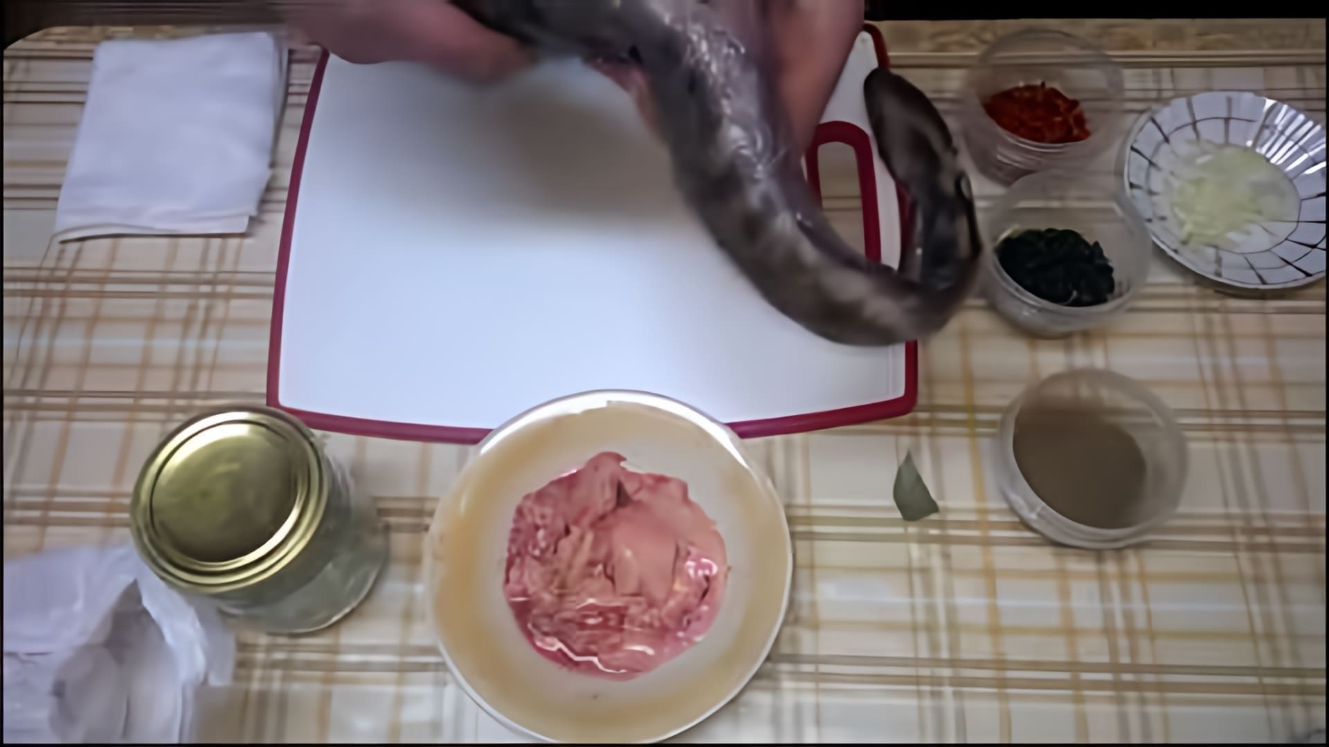 В этом видео демонстрируется процесс приготовления печени налима в собственном соку