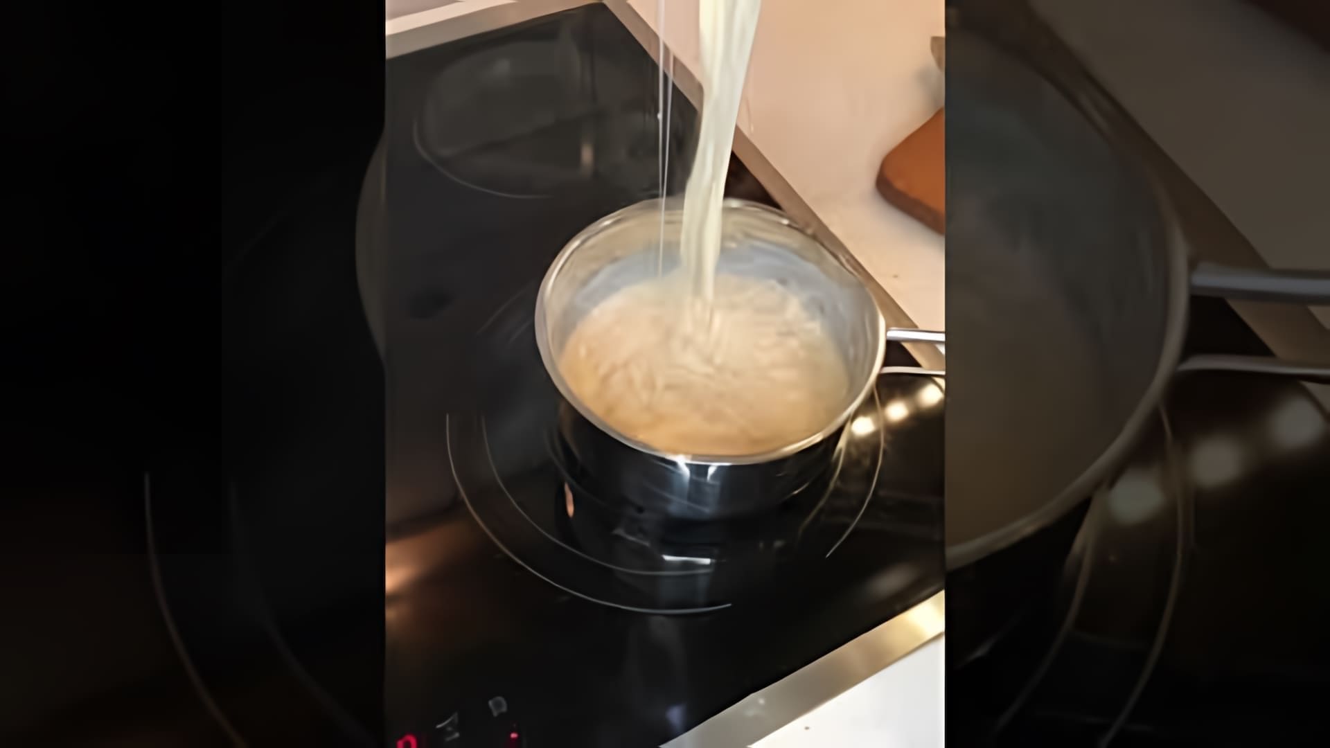В этом видео демонстрируется рецепт приготовления макарон с сыром за 15 минут
