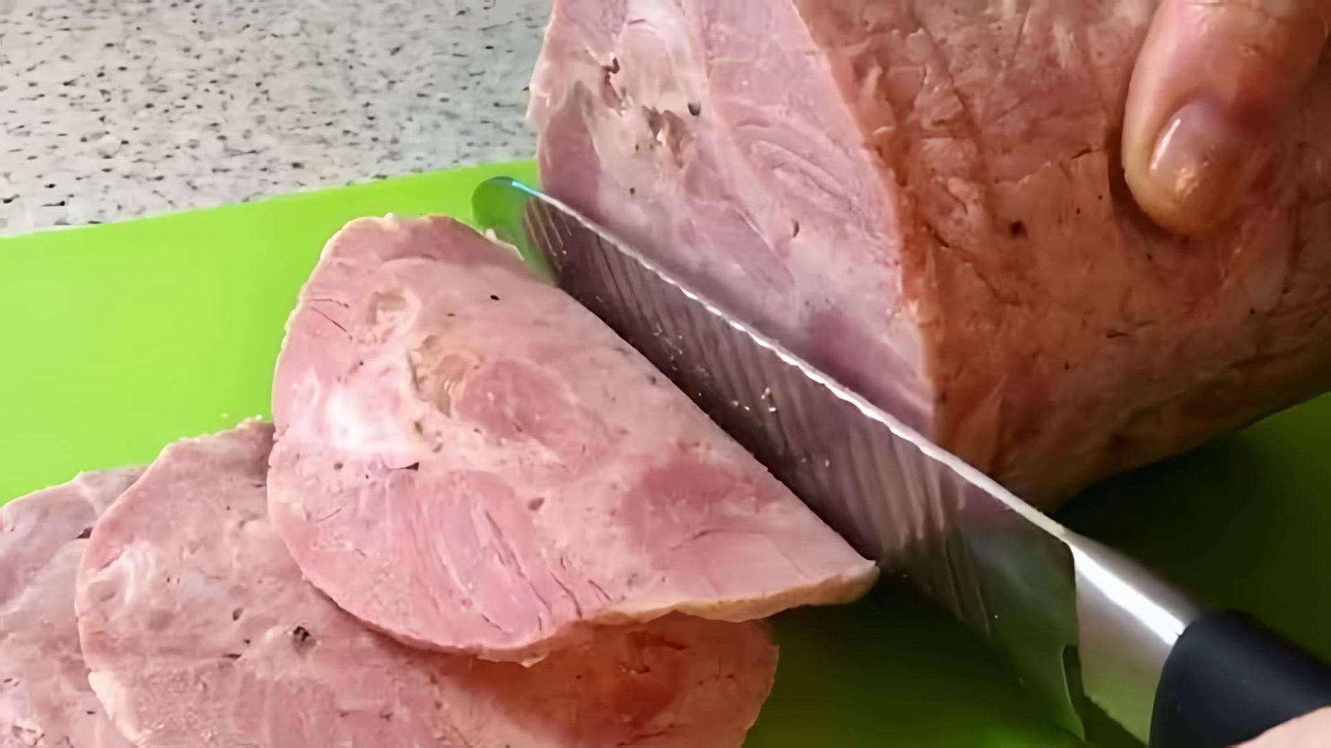 В этом видео демонстрируется процесс приготовления домашней ветчины из свиной лопатки