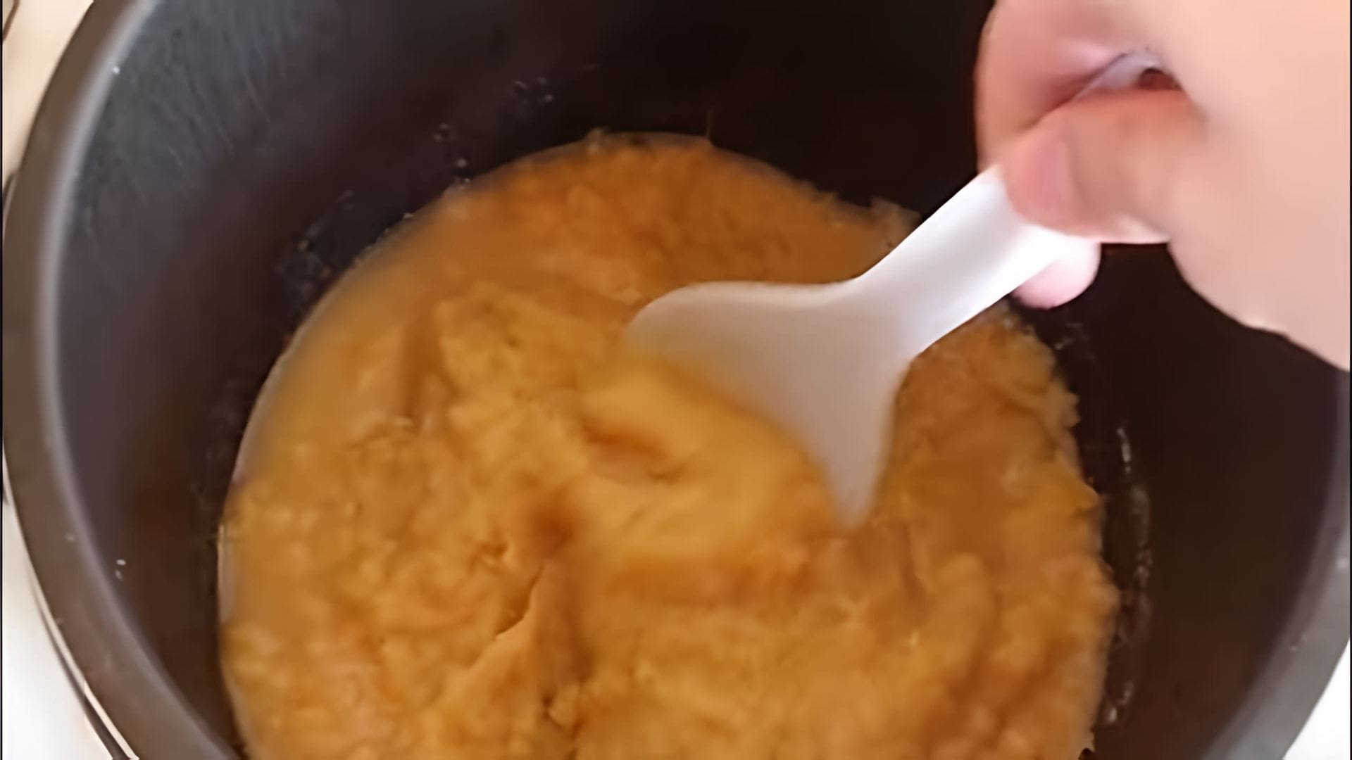 В этом видео демонстрируется, как быстро приготовить гороховую кашу в мультиварке