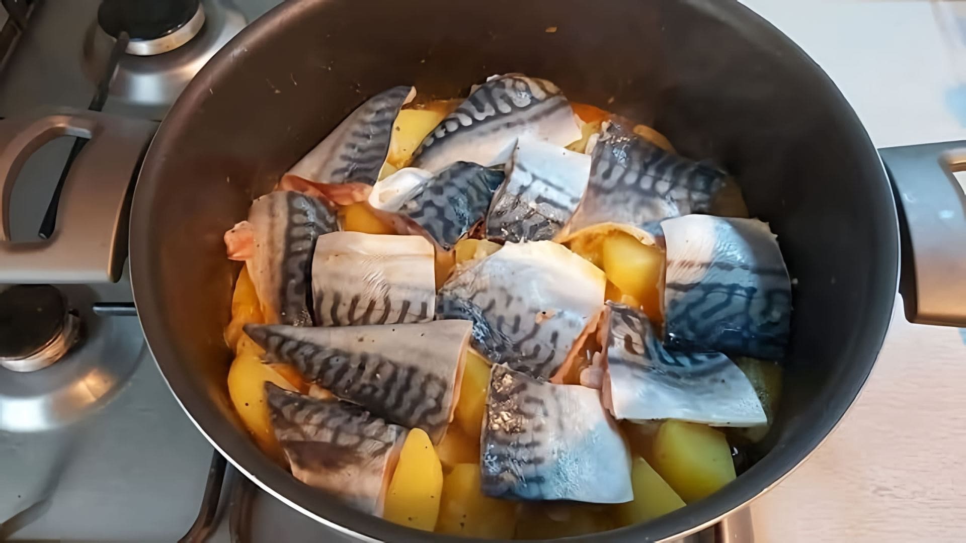 В этом видео Елена показывает, как приготовить рыбу с картошкой