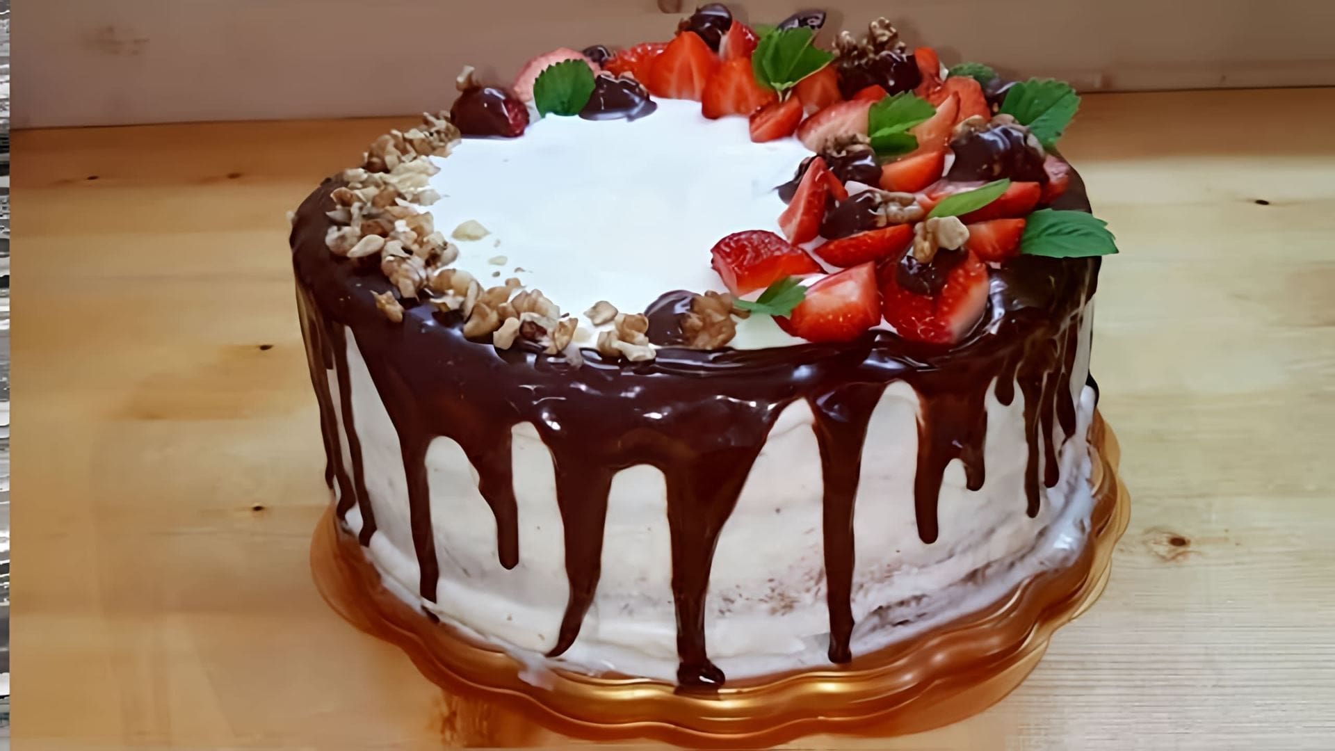 В этом видео демонстрируется процесс приготовления праздничного торта на день рождения папы