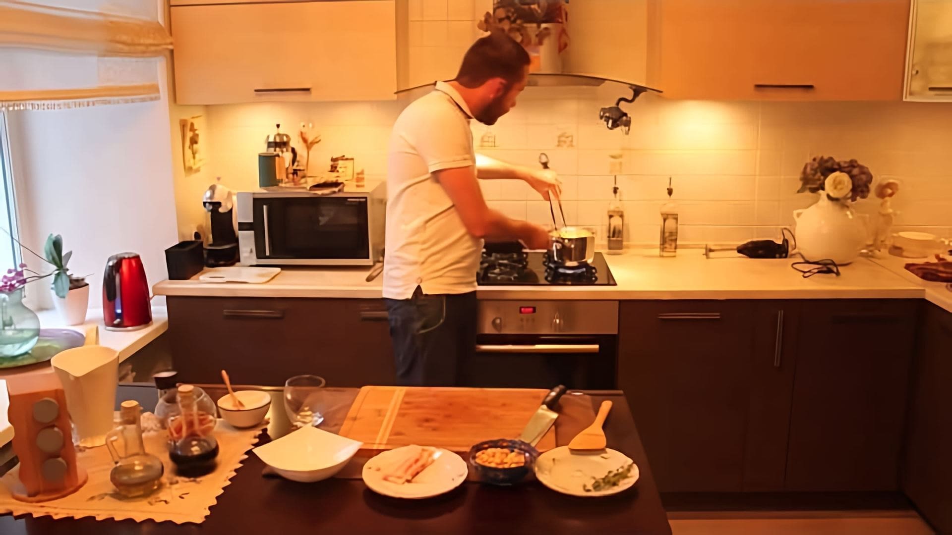 В этом видео демонстрируется процесс приготовления крем-супа из картофеля с беконом и гренками
