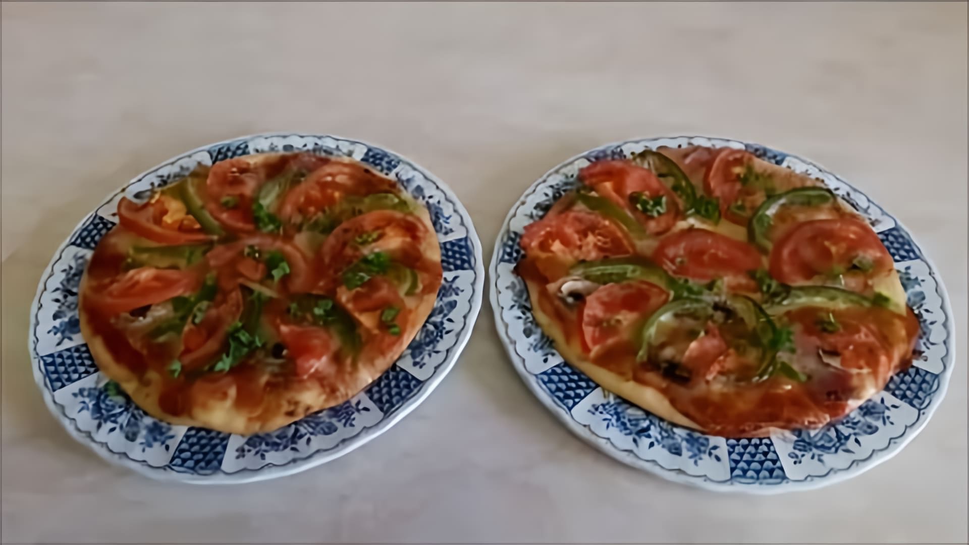 В этом видео демонстрируется рецепт приготовления итальянской тонкой пиццы с грибами и ветчиной