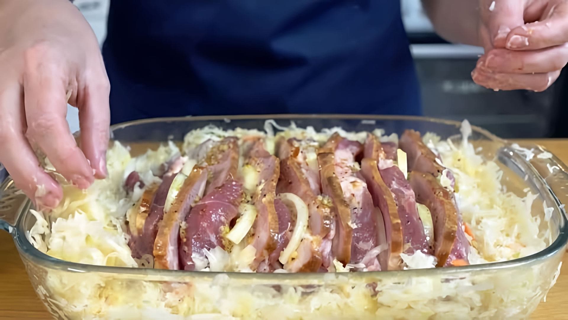 В этом видео демонстрируется простой и быстрый рецепт приготовления мяса с капустой