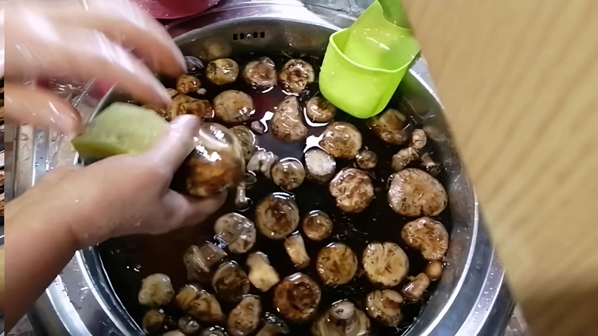 В этом видео демонстрируется процесс заготовки грибов на зиму