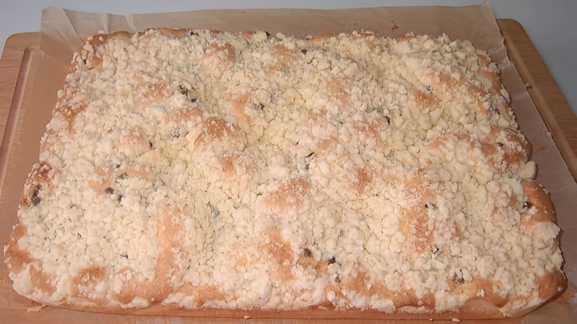 В этом видео демонстрируется процесс приготовления пирога с пасленом