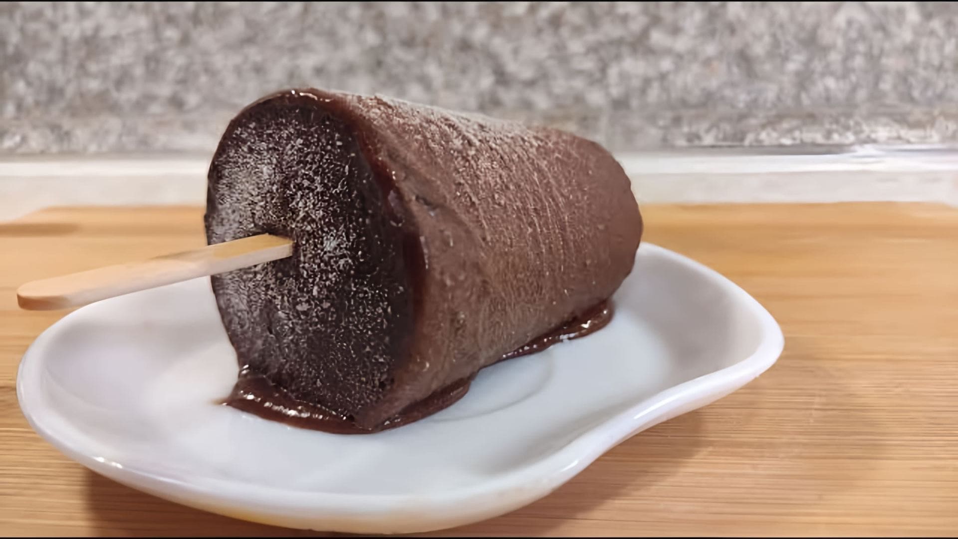 В этом видео-ролике демонстрируется рецепт приготовления мороженого с бананом и какао без использования молока