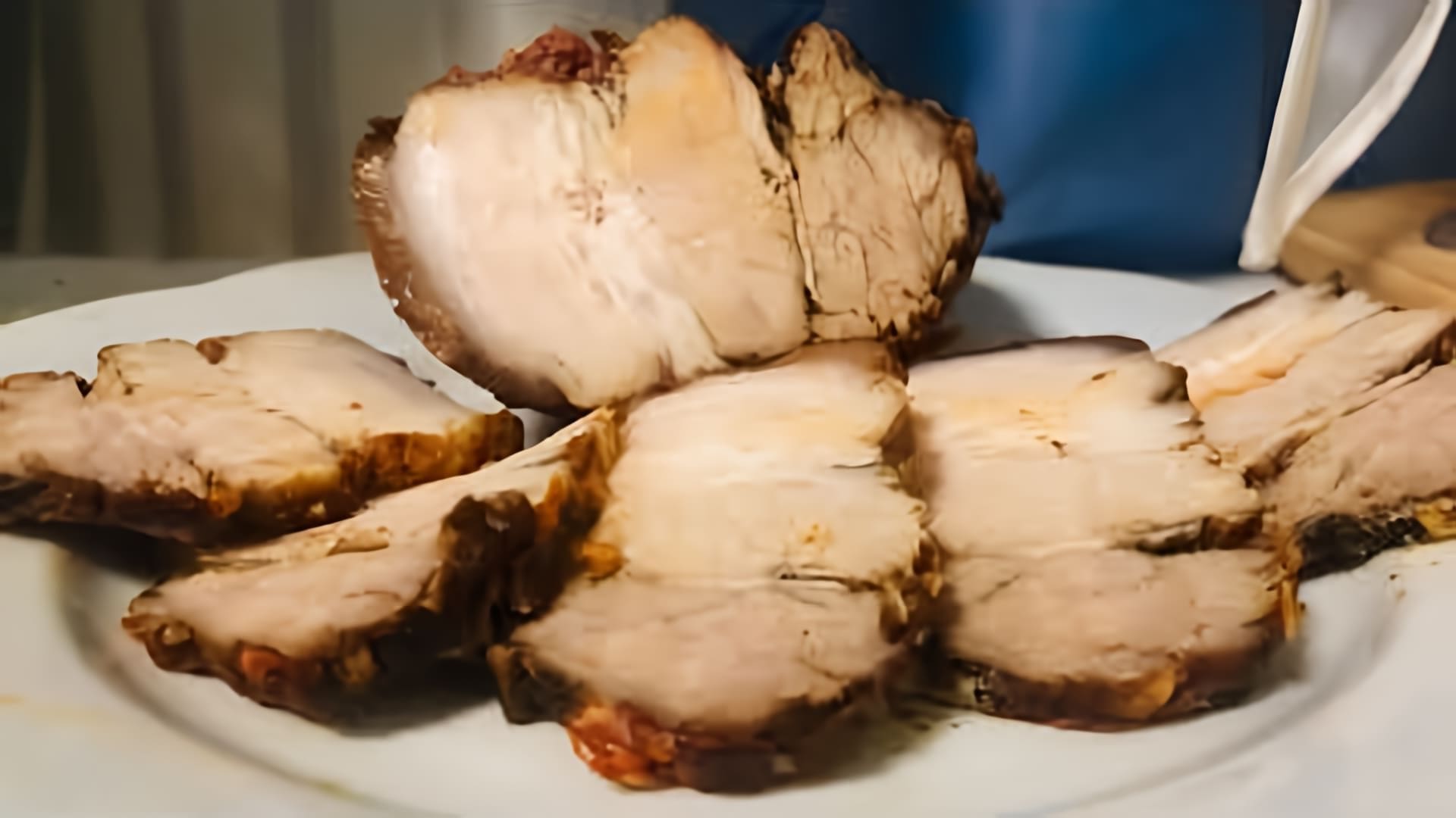В данном видео демонстрируется рецепт приготовления свиной грудинки в соевом соусе