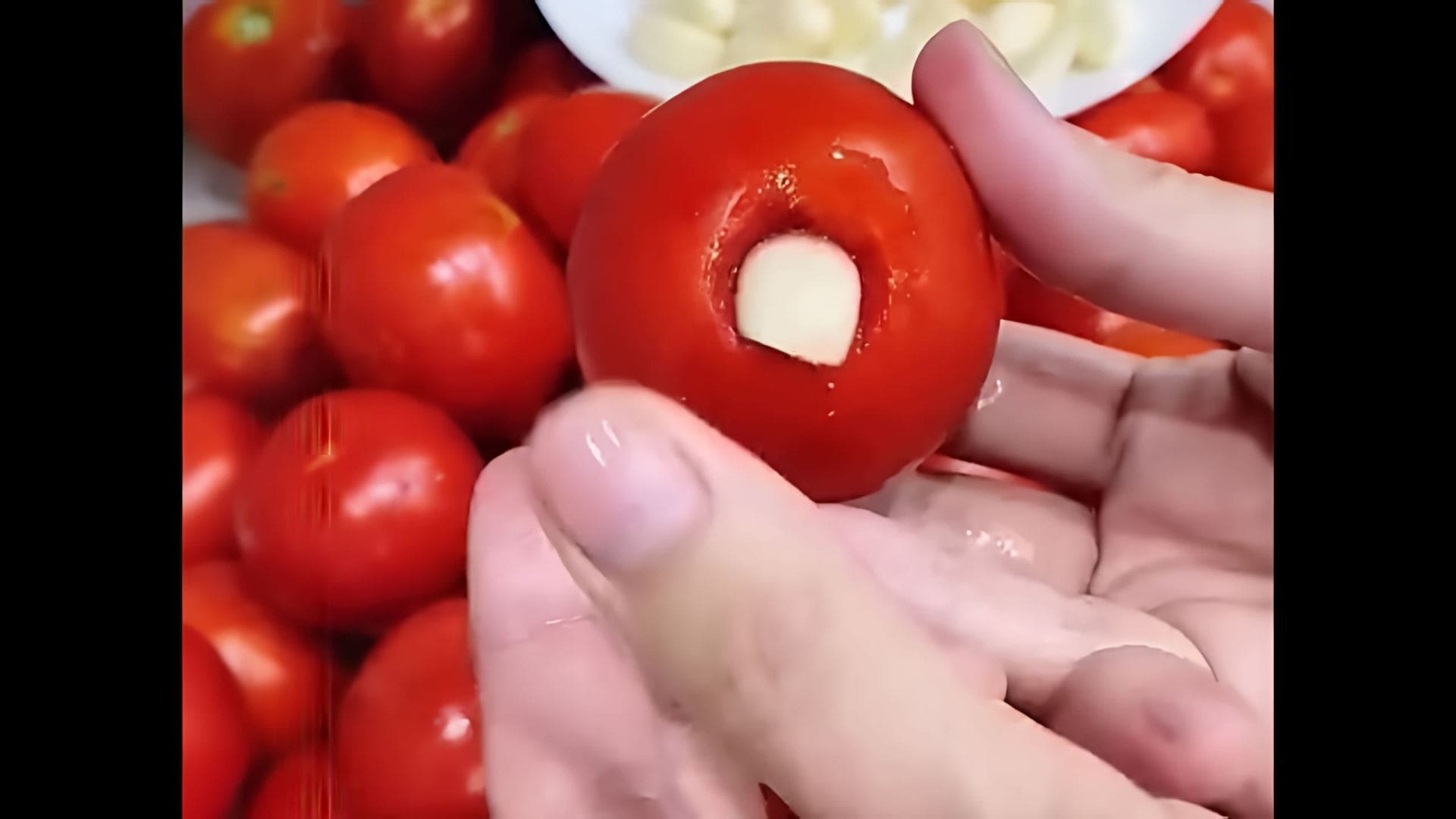 В этом видео демонстрируется процесс приготовления сладких помидоров с чесноком на зиму