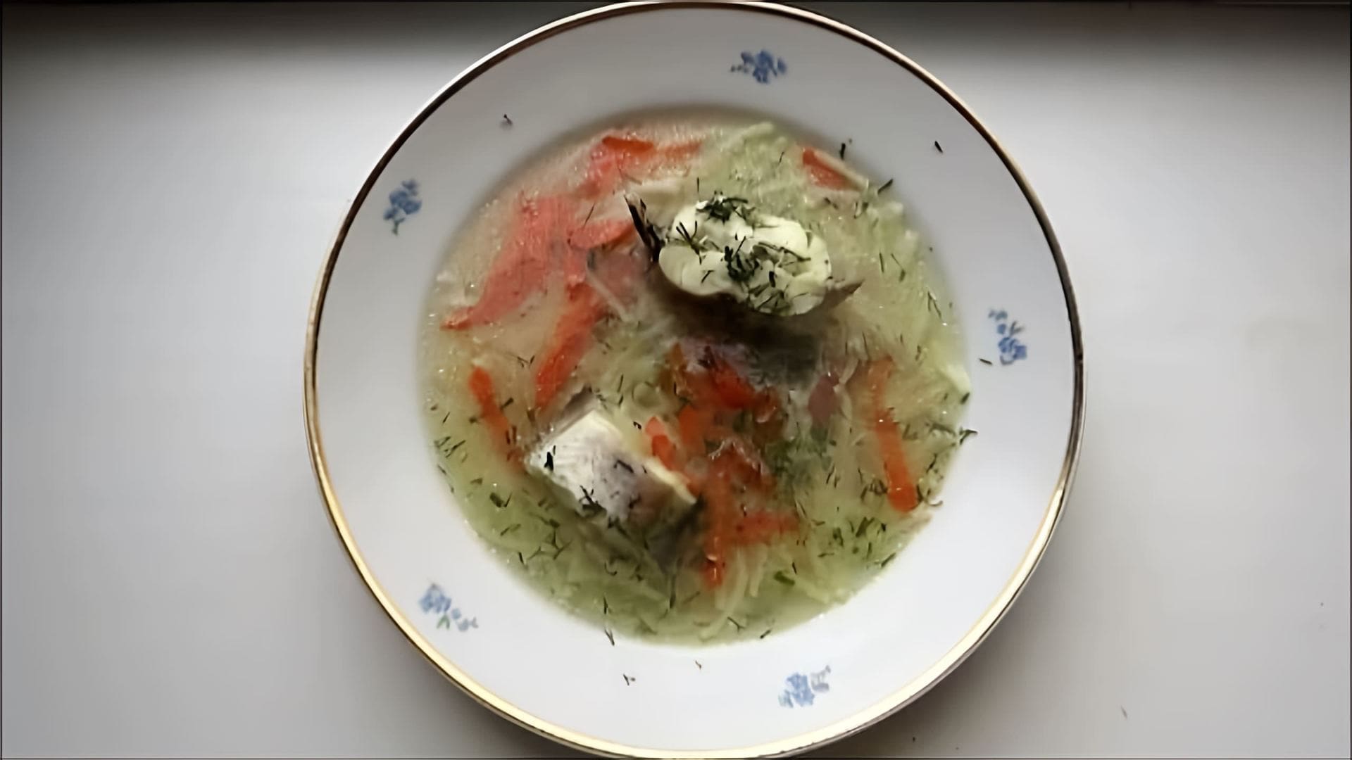 В этом видео демонстрируется процесс приготовления вермишелевого супа из минтая