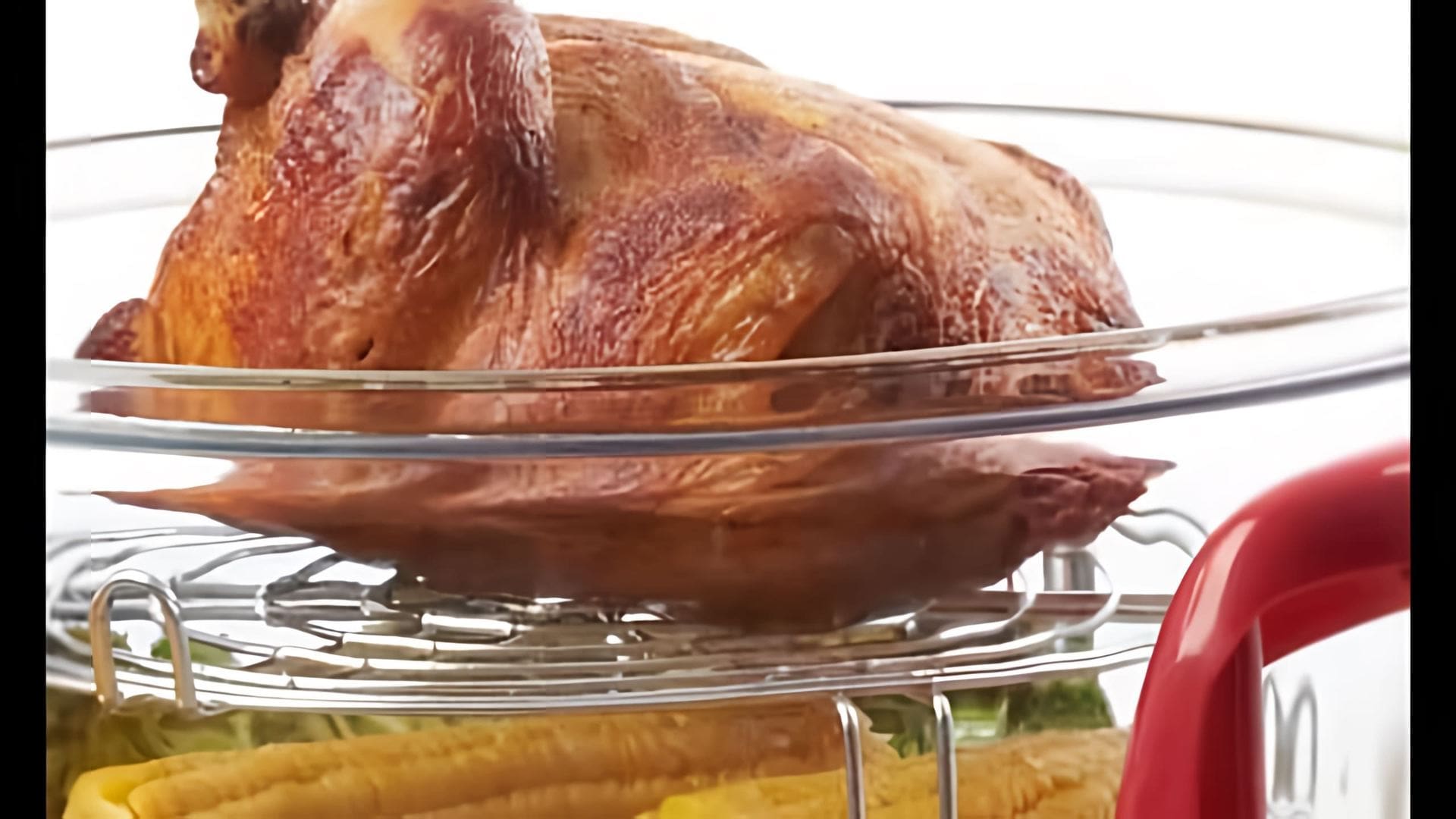 В этом видео демонстрируется приготовление мяса с картошкой в аэрогриле