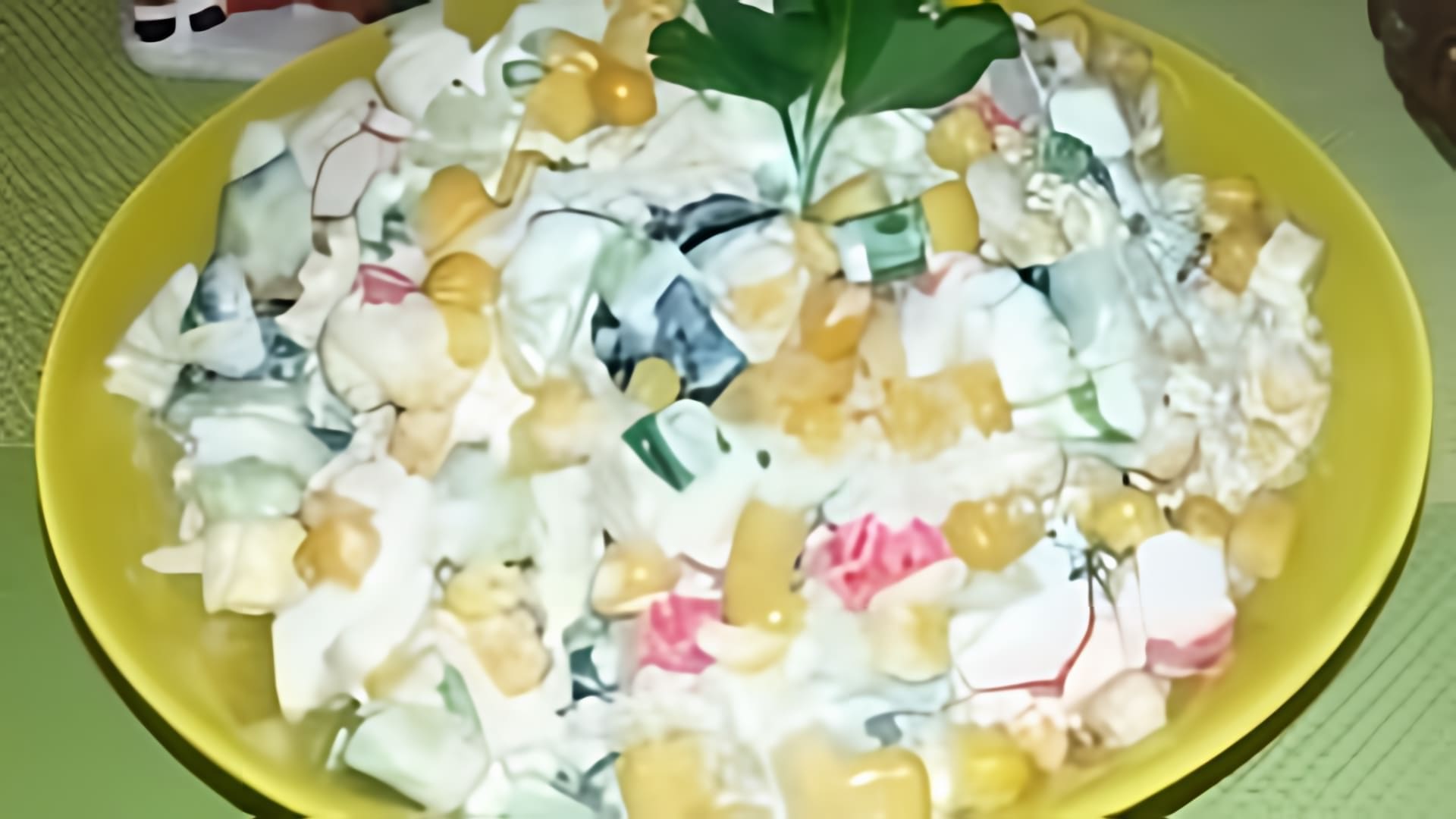 В этом видео демонстрируется рецепт крабового салата с рисом