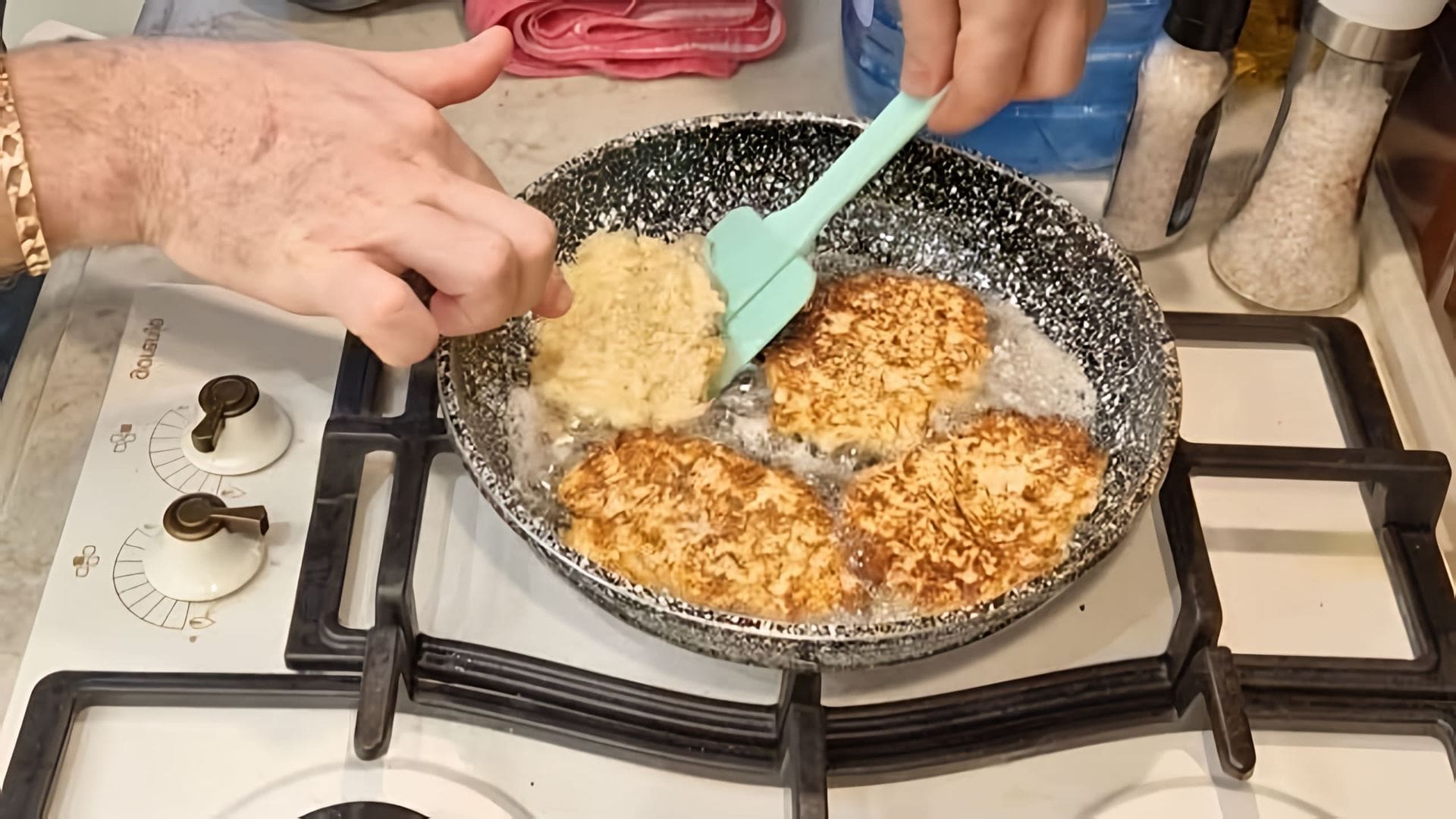 В этом видео демонстрируется рецепт приготовления драников из капусты