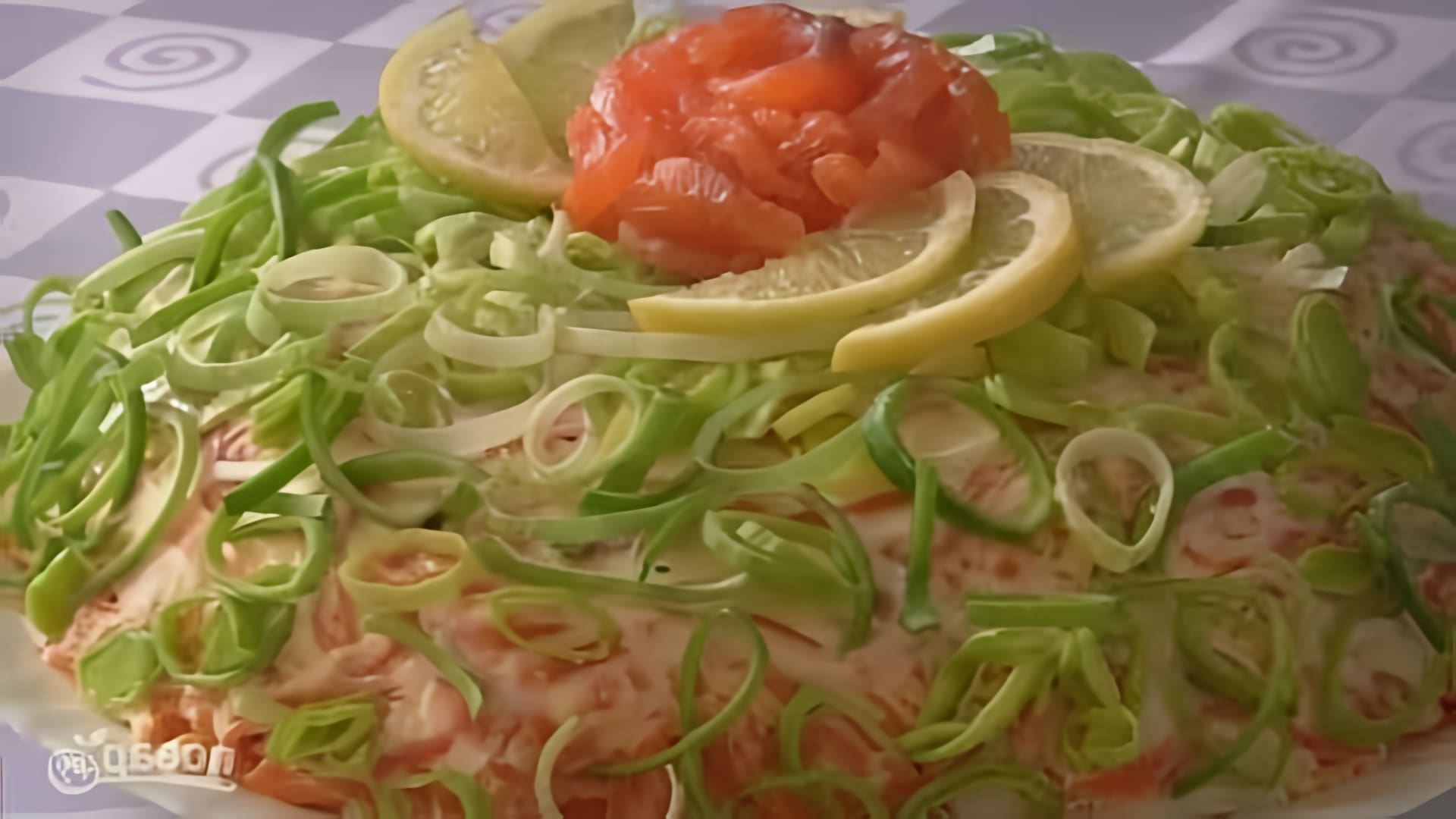 В этом видео демонстрируется рецепт приготовления слоеного салата "Королевская шуба"