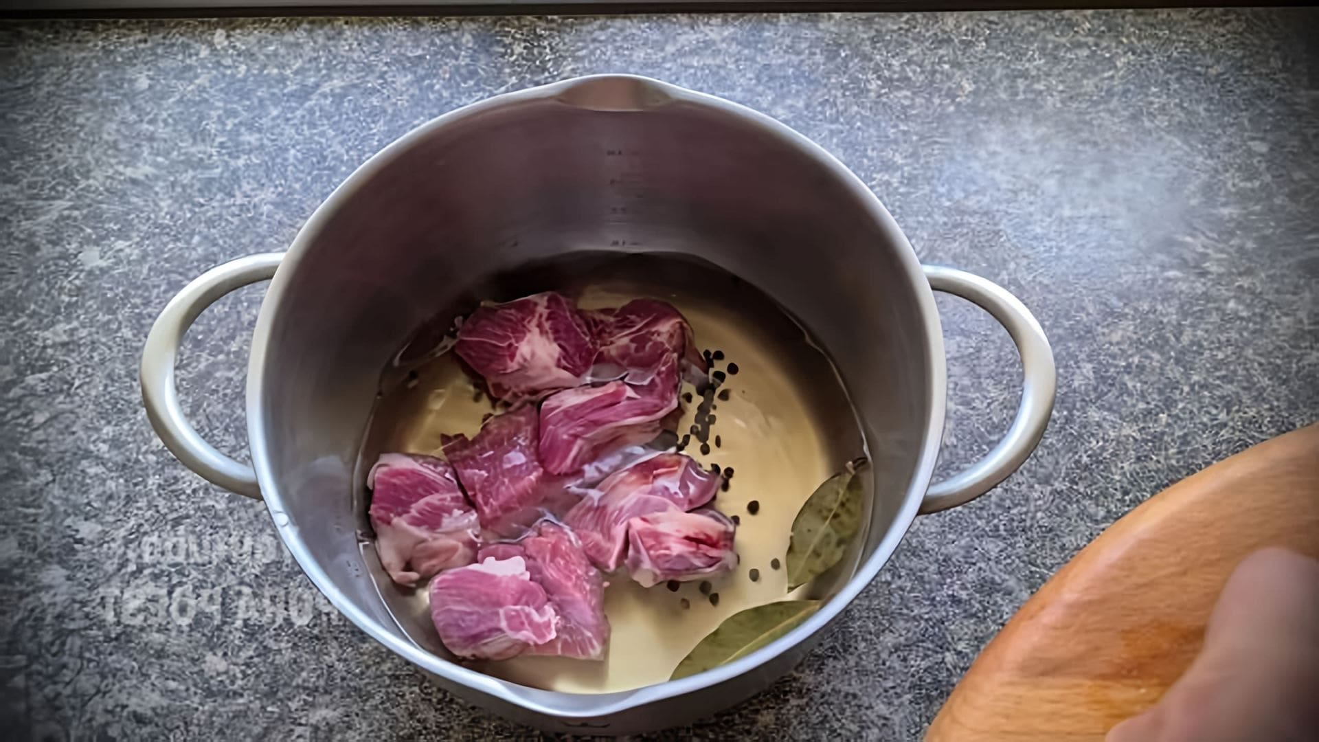 В этом видео-ролике рассказывается о том, как приготовить шашлык по классическому рецепту, который был популярен в СССР