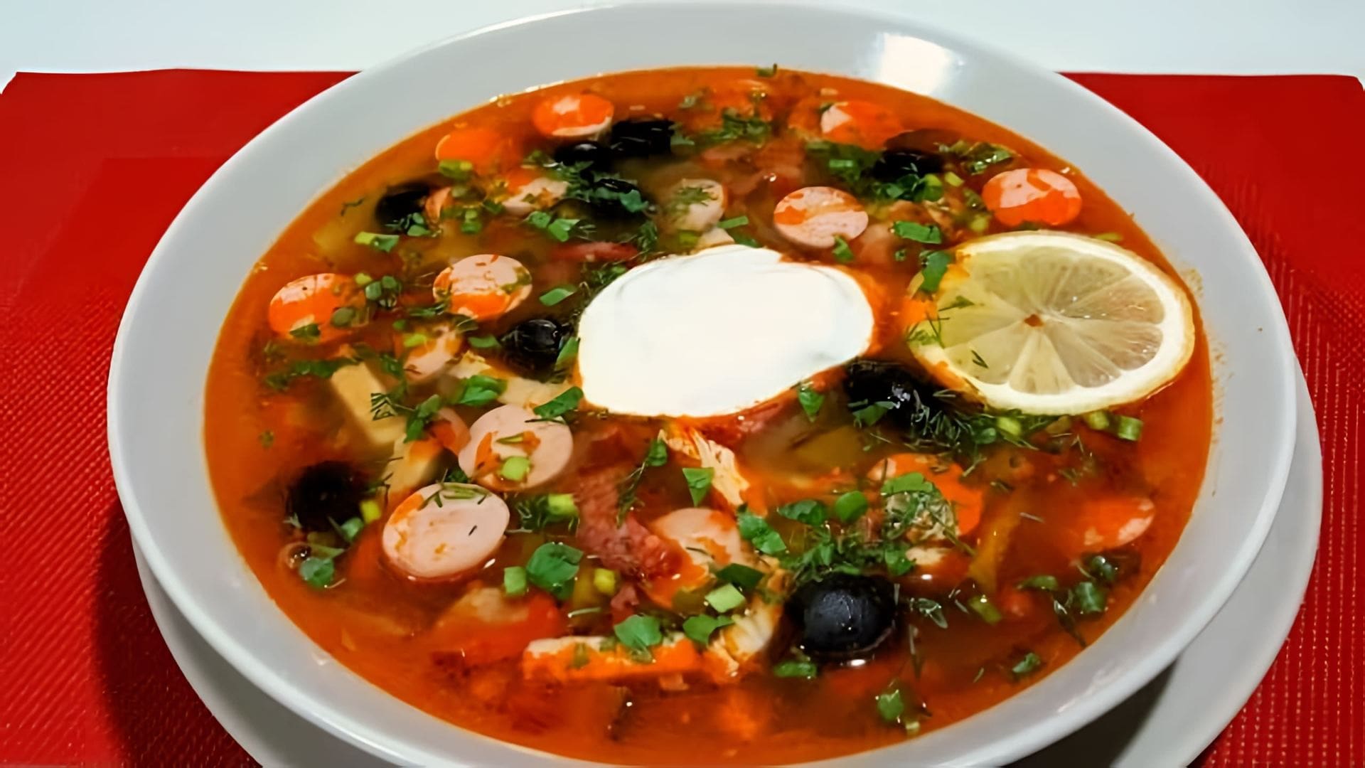 Видео рецепт солянки, традиционного русского мясного супа