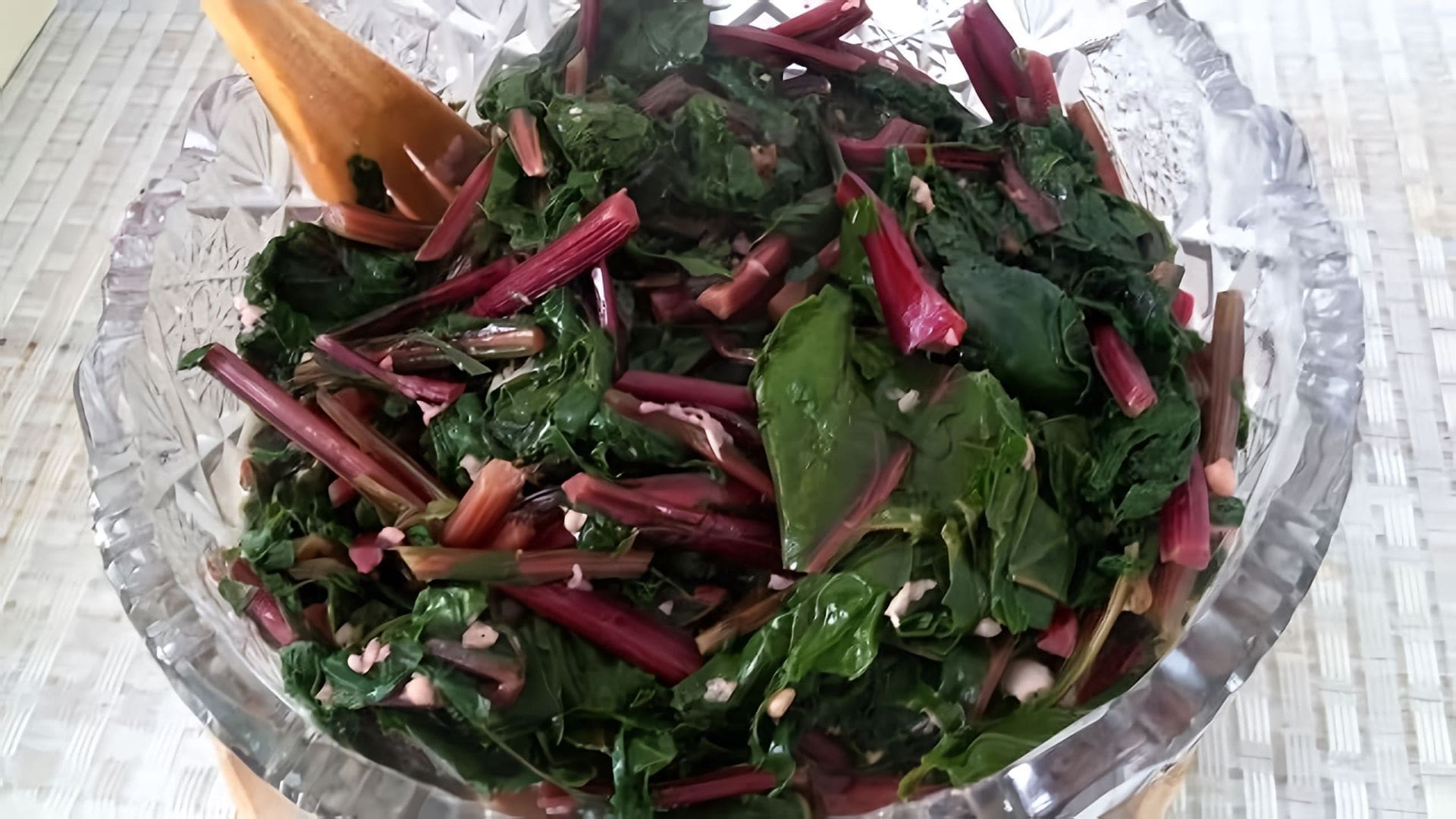 В этом видео демонстрируется процесс приготовления салата из свекольных листьев