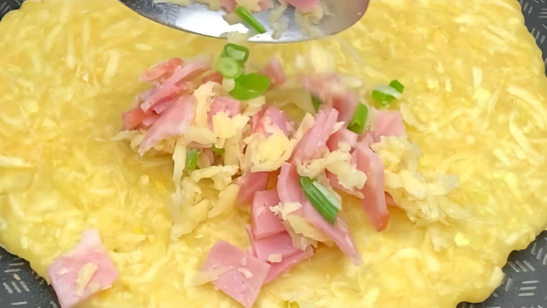 В этом видео демонстрируется процесс приготовления чебуреков из кабачка с ветчиной и сыром