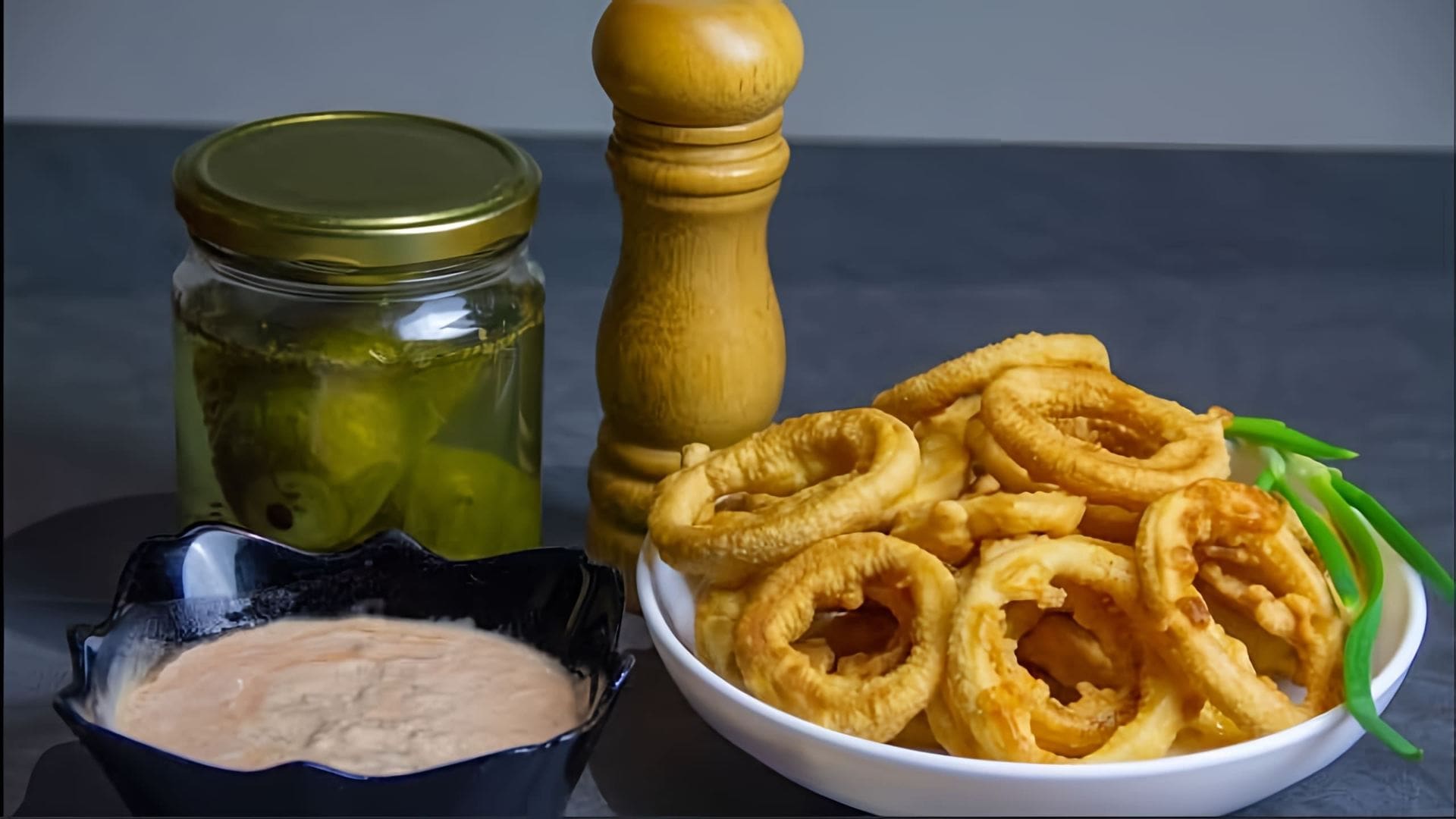 В этом видео-ролике вы увидите, как приготовить луковые кольца в кляре и соус к ним