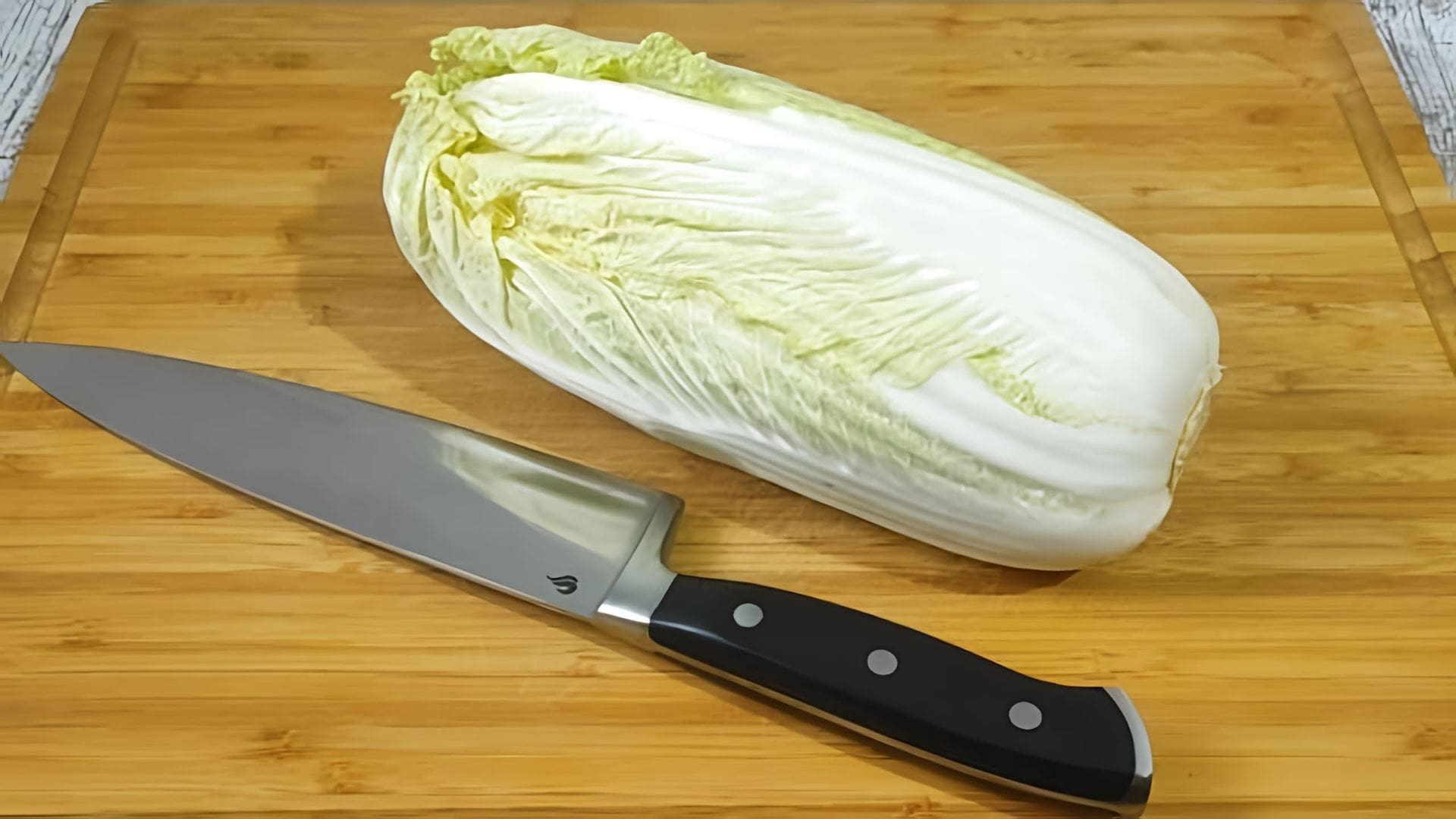 В этом видео-ролике вы увидите, как приготовить вкусный и быстрый салат из пекинской капусты на каждый день