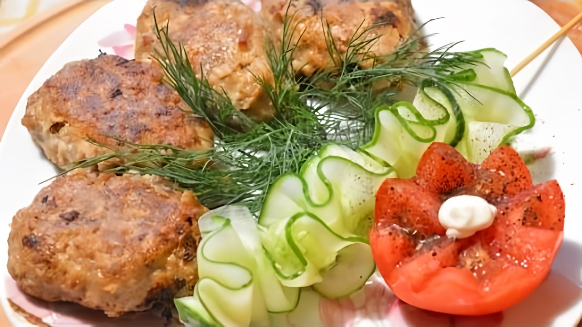 В этом видео демонстрируется рецепт приготовления гречаников - котлет из гречки и фарша