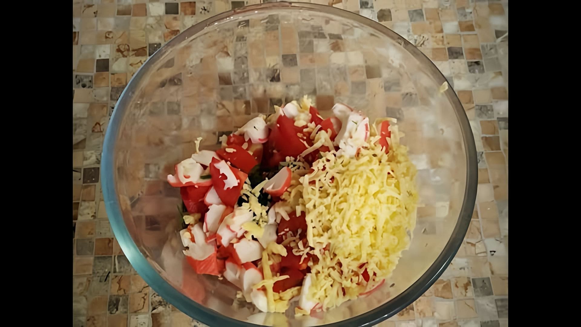 В этом видео-ролике демонстрируется процесс приготовления салата из помидор с крабовыми палочками и сыром
