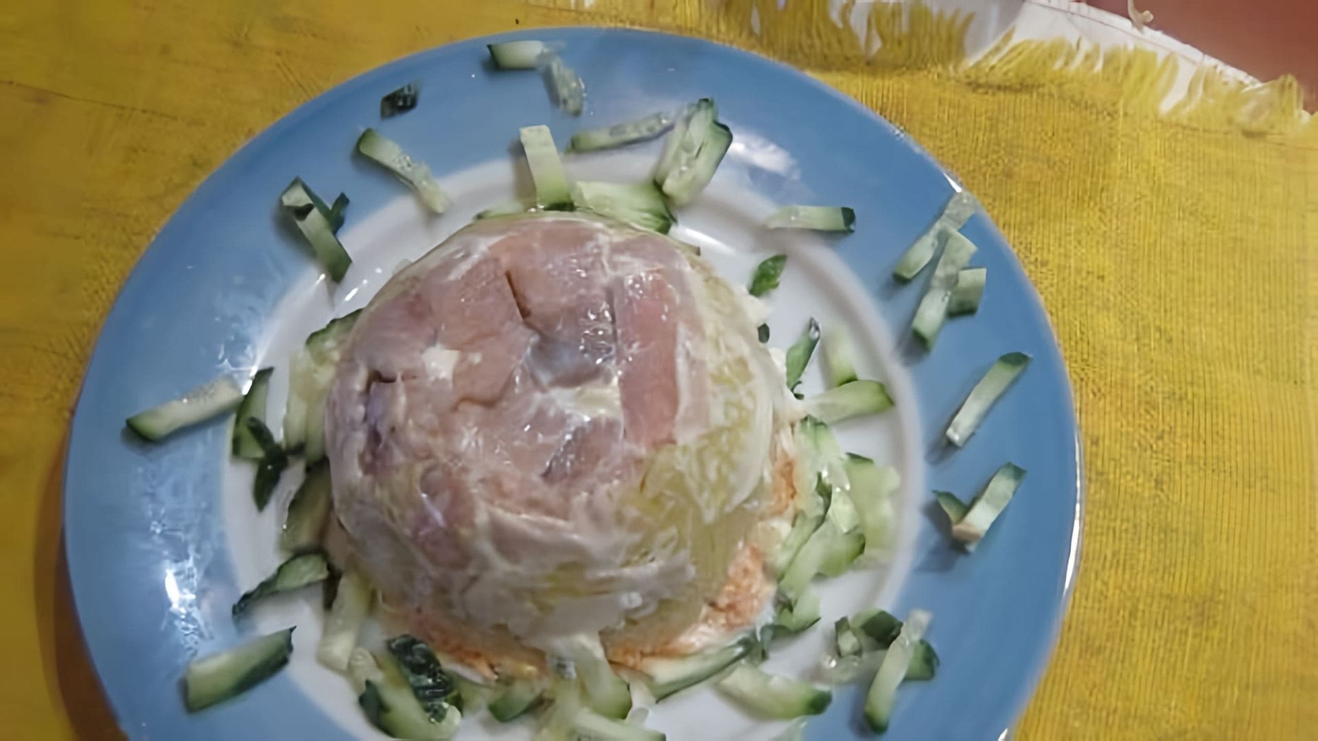 В этом видео демонстрируется процесс приготовления салата с горбушей