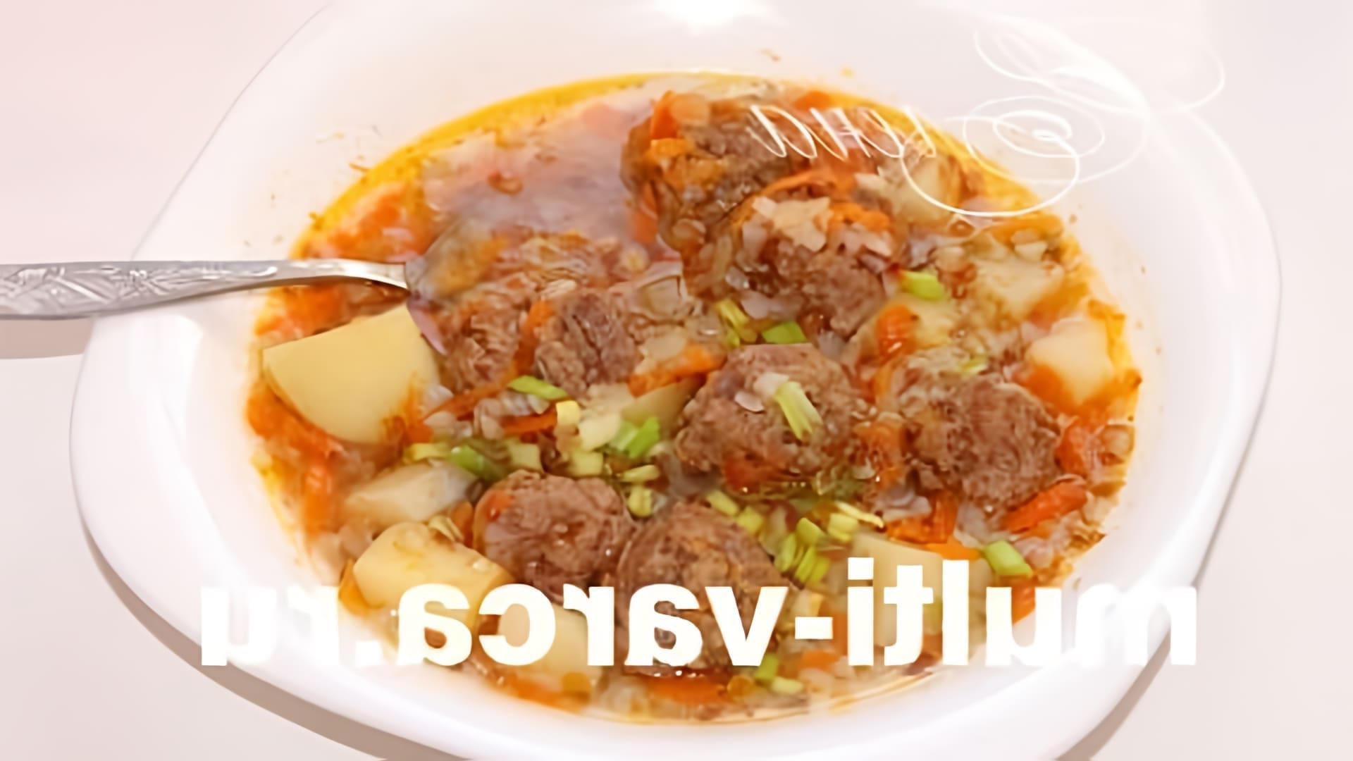В этом видео демонстрируется процесс приготовления гречневого супа с фрикадельками в мультиварке Редмонд