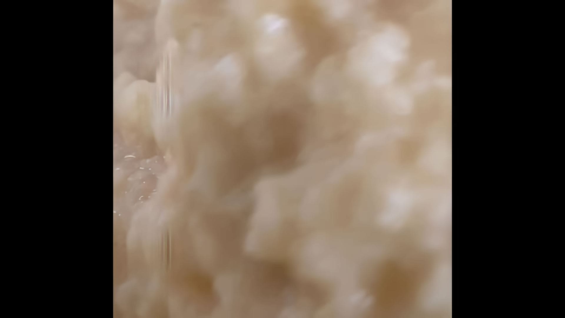 В этом видео демонстрируется процесс приготовления колдунов, также известных как драники с мясом