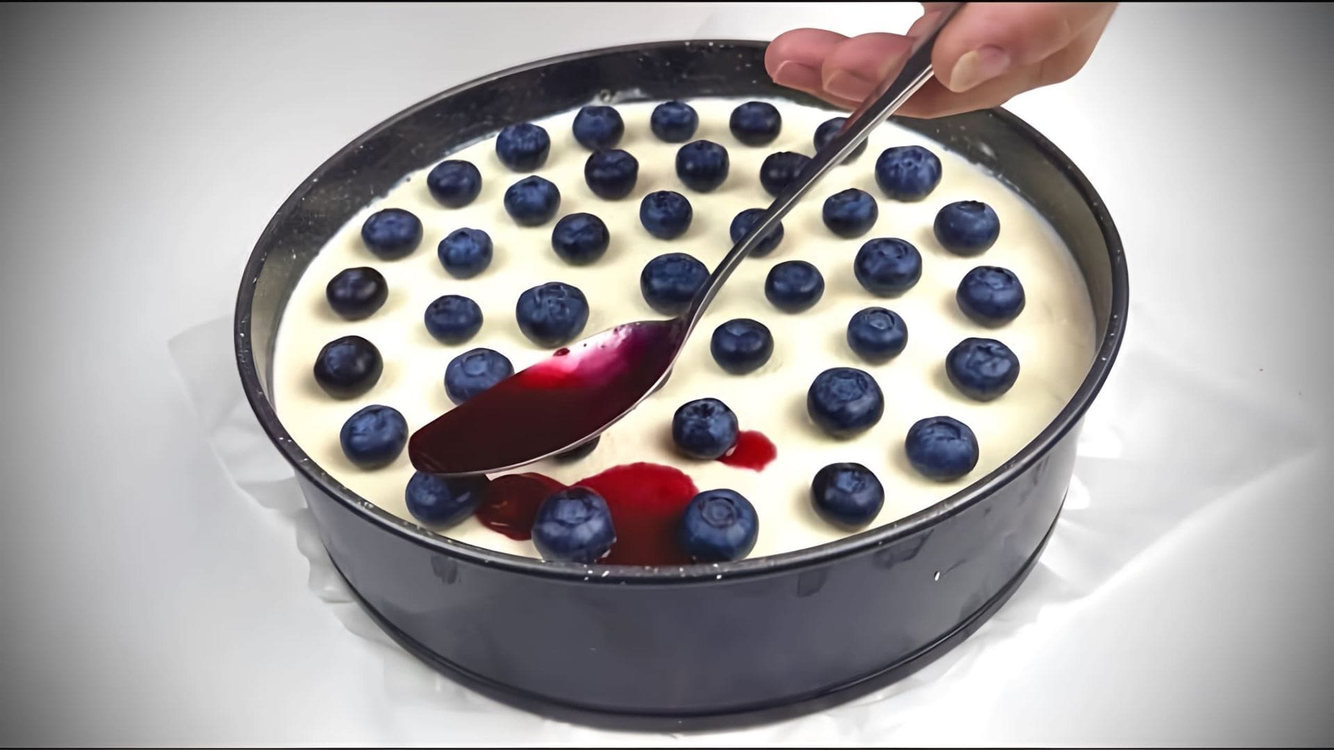 В этом видео-ролике будет показан рецепт приготовления идеального чизкейка без использования блендера, миксера и духовки