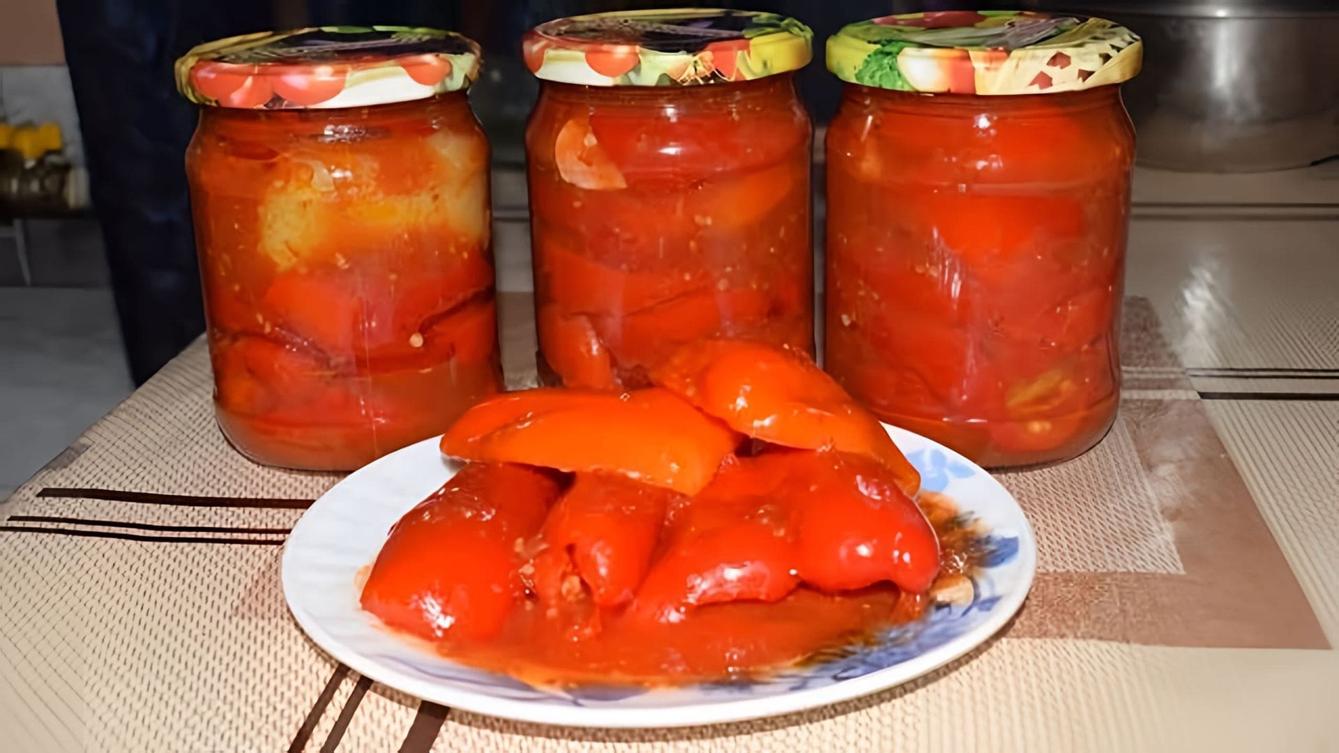 В этом видео демонстрируется процесс приготовления болгарского перца в томатном соусе на зиму