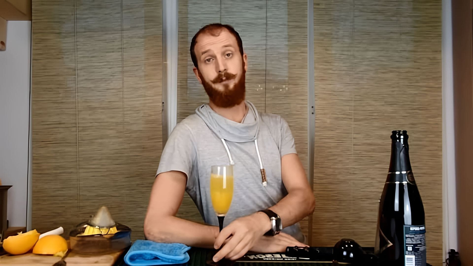 В данном видео Василий Захаров рассказывает о классическом рецепте коктейля "Мимоза"