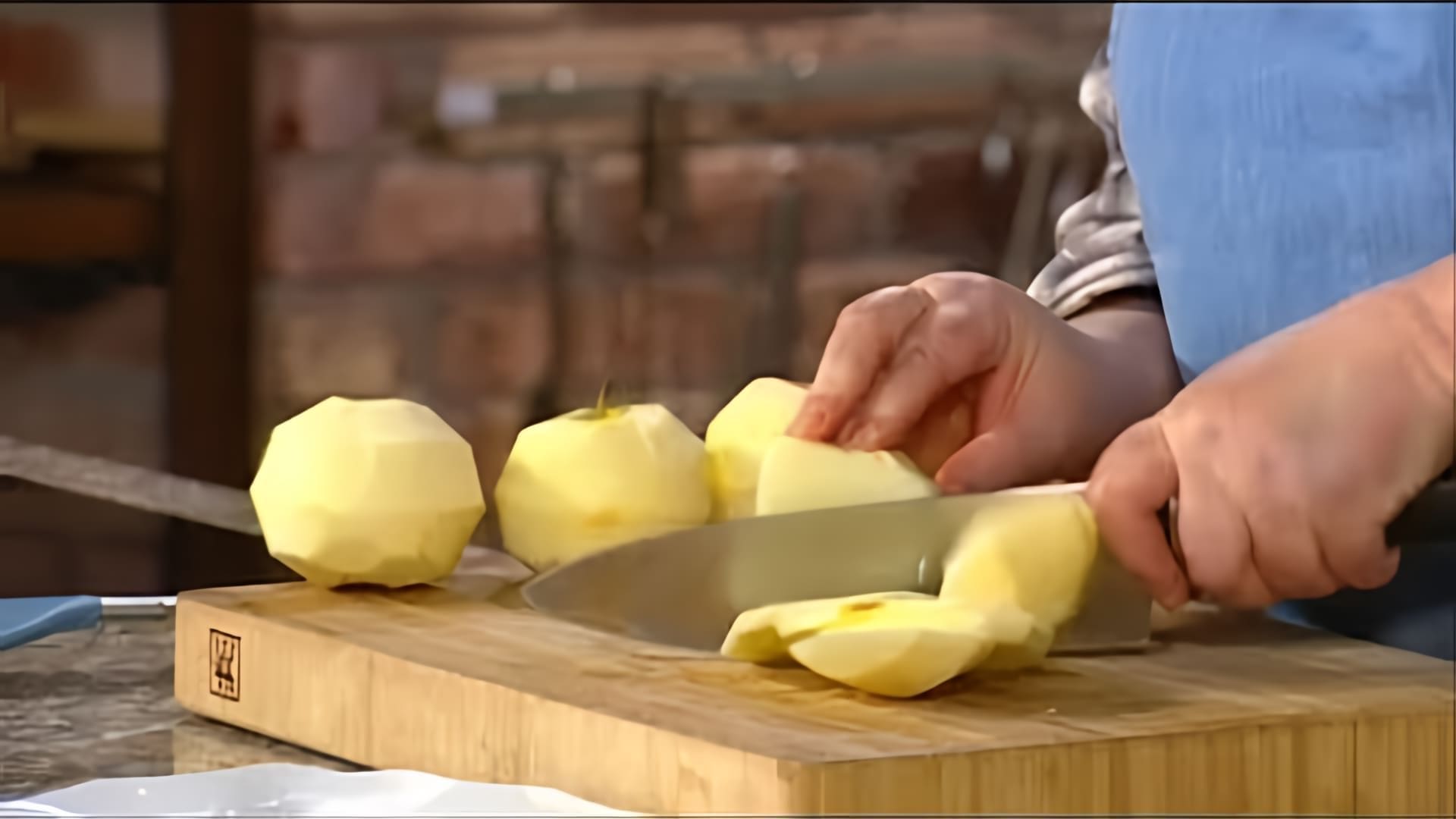В этом видео Ольга Сюткина, ведущая программы "Закрома", рассказывает о пользе яблок и их применении в кулинарии