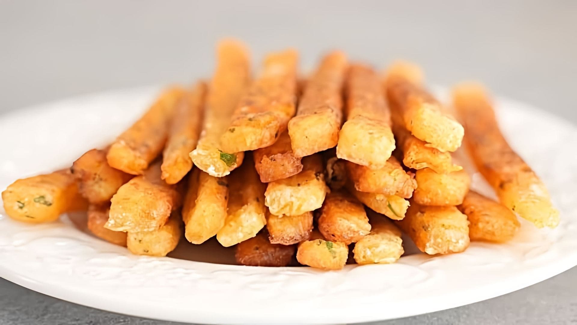 Очень вкусные и хрустящие картофельные палочки с сыром. Идеальное блюдо, если захотелось чипсов! ❗ Субтитры... 