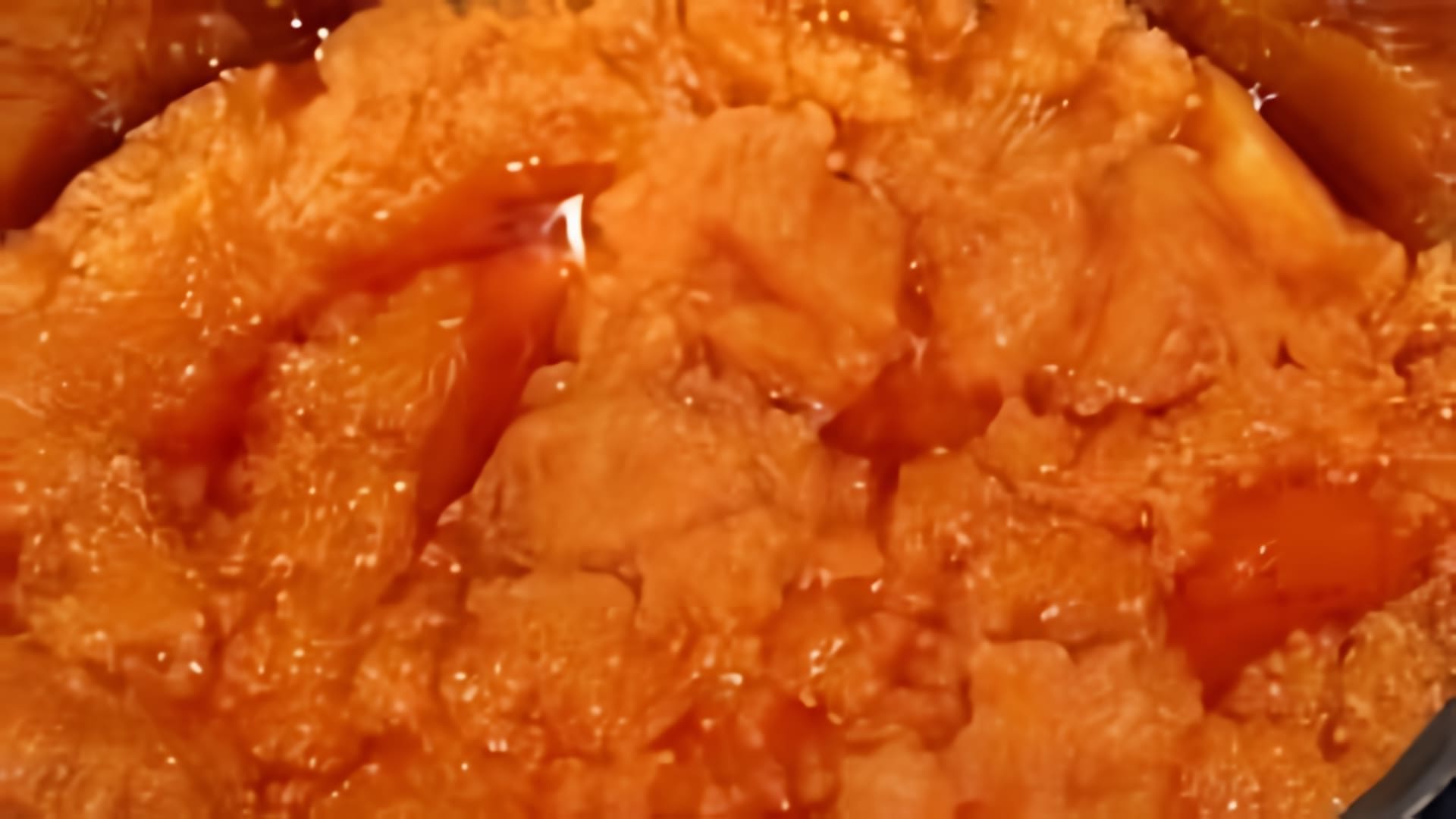 В этом видео демонстрируется процесс приготовления икры из манки, которая по вкусу и внешнему виду напоминает икру минтая