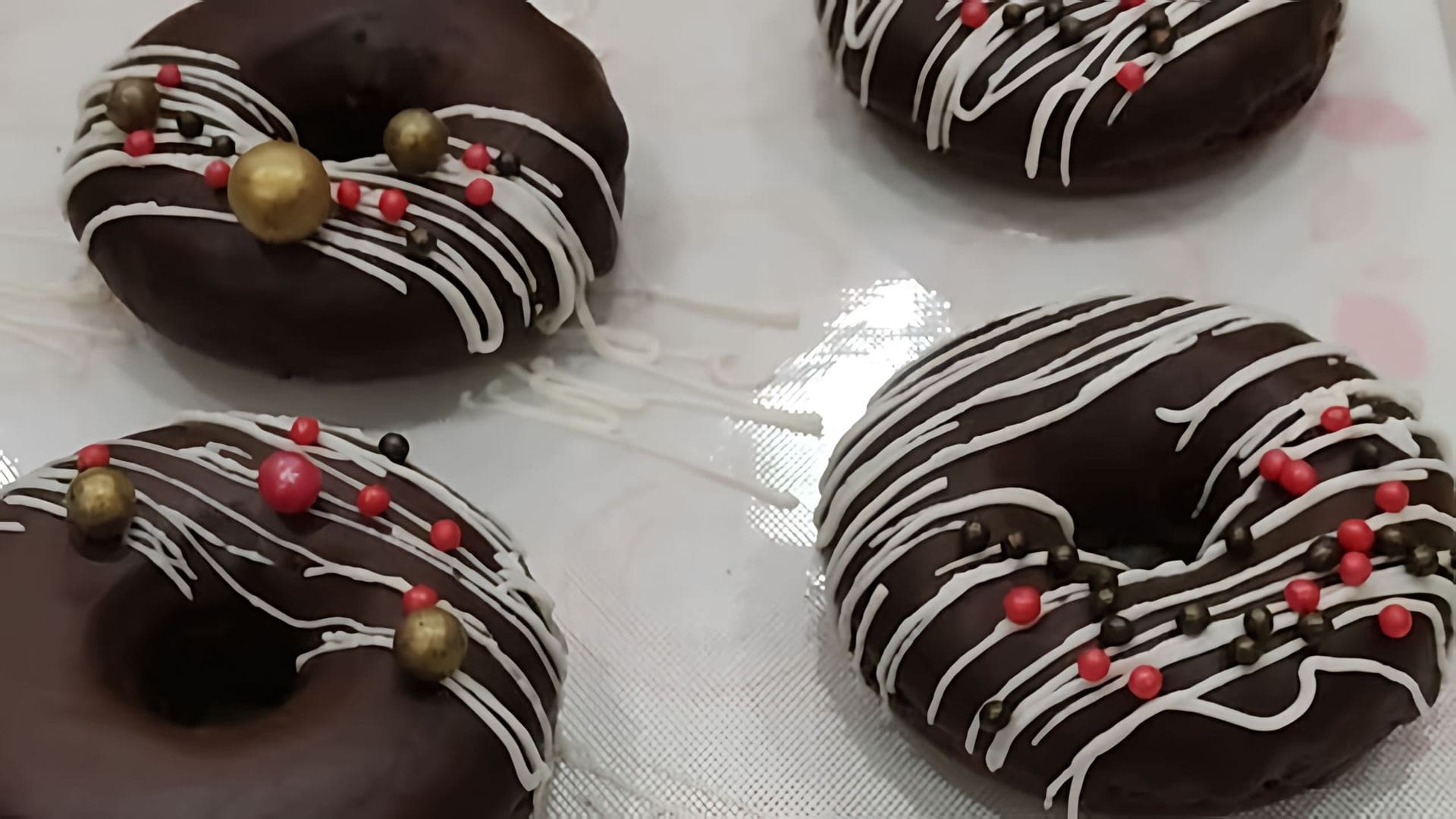 В этом видео-ролике мы покажем, как украсить шоколадные пончики