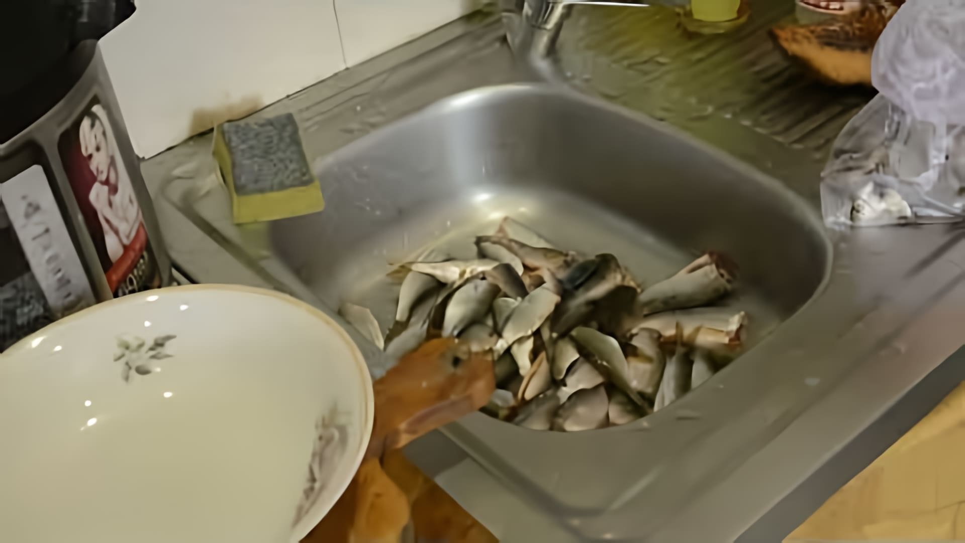 В этом видео демонстрируется процесс приготовления паштета из мелкой речной рыбы