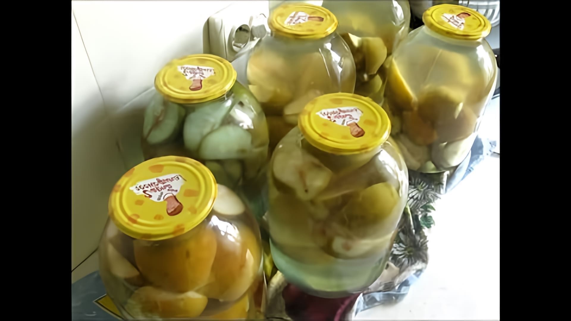 В этом видео Лариса показывает, как приготовить вкусный компот из груш на зиму
