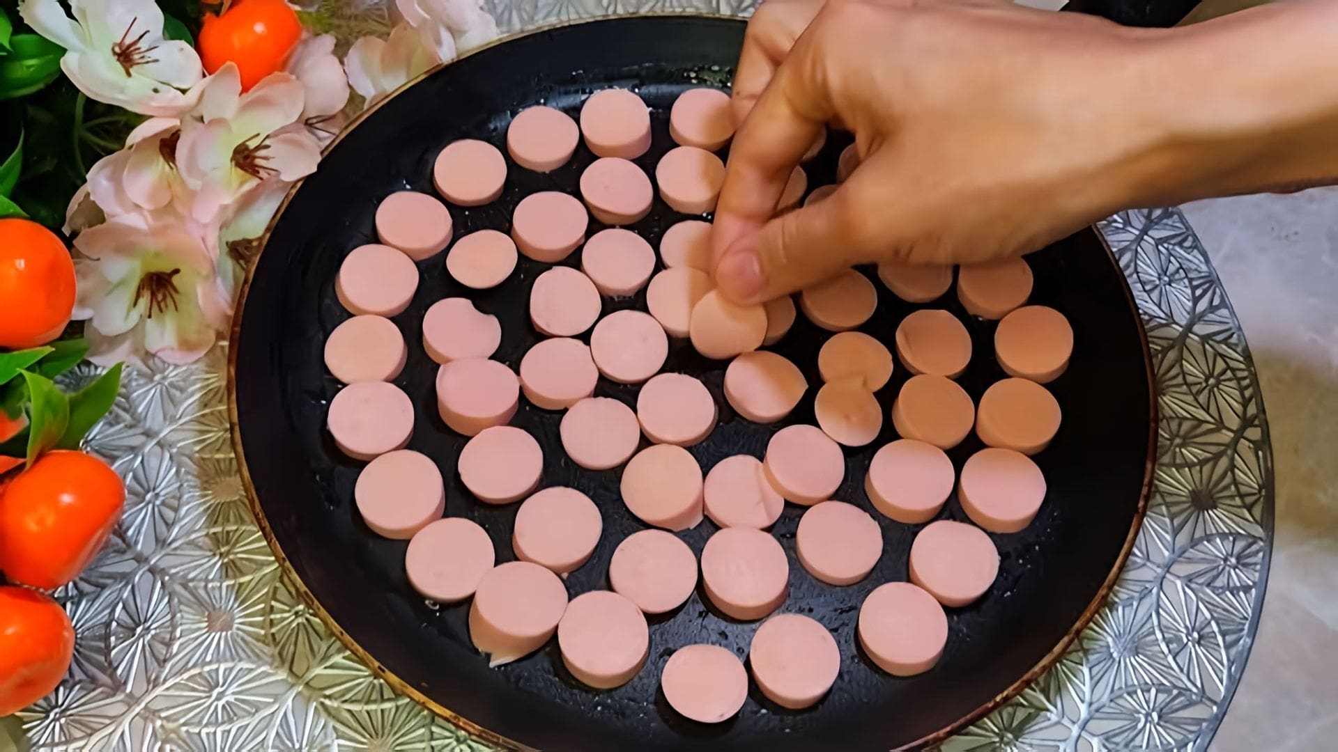 В этом видео-ролике рассказывается о том, как приготовить вкусный и недорогой завтрак с использованием сосисок