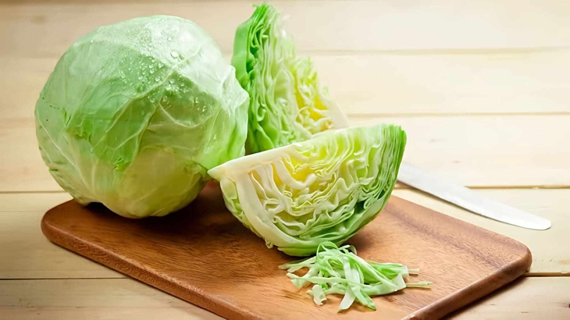 В этом видео демонстрируется рецепт приготовления капусты, которая становится дефицитом после того, как ее попробуют