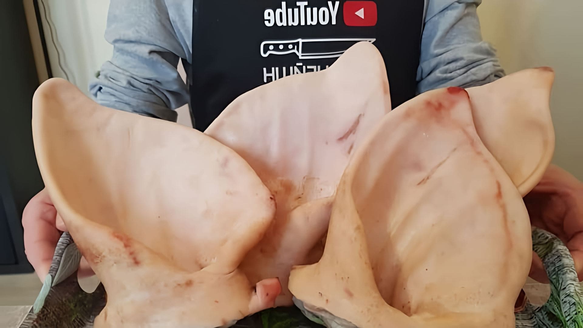 В этом видео демонстрируется процесс приготовления бюджетной закуски из свиных ушей