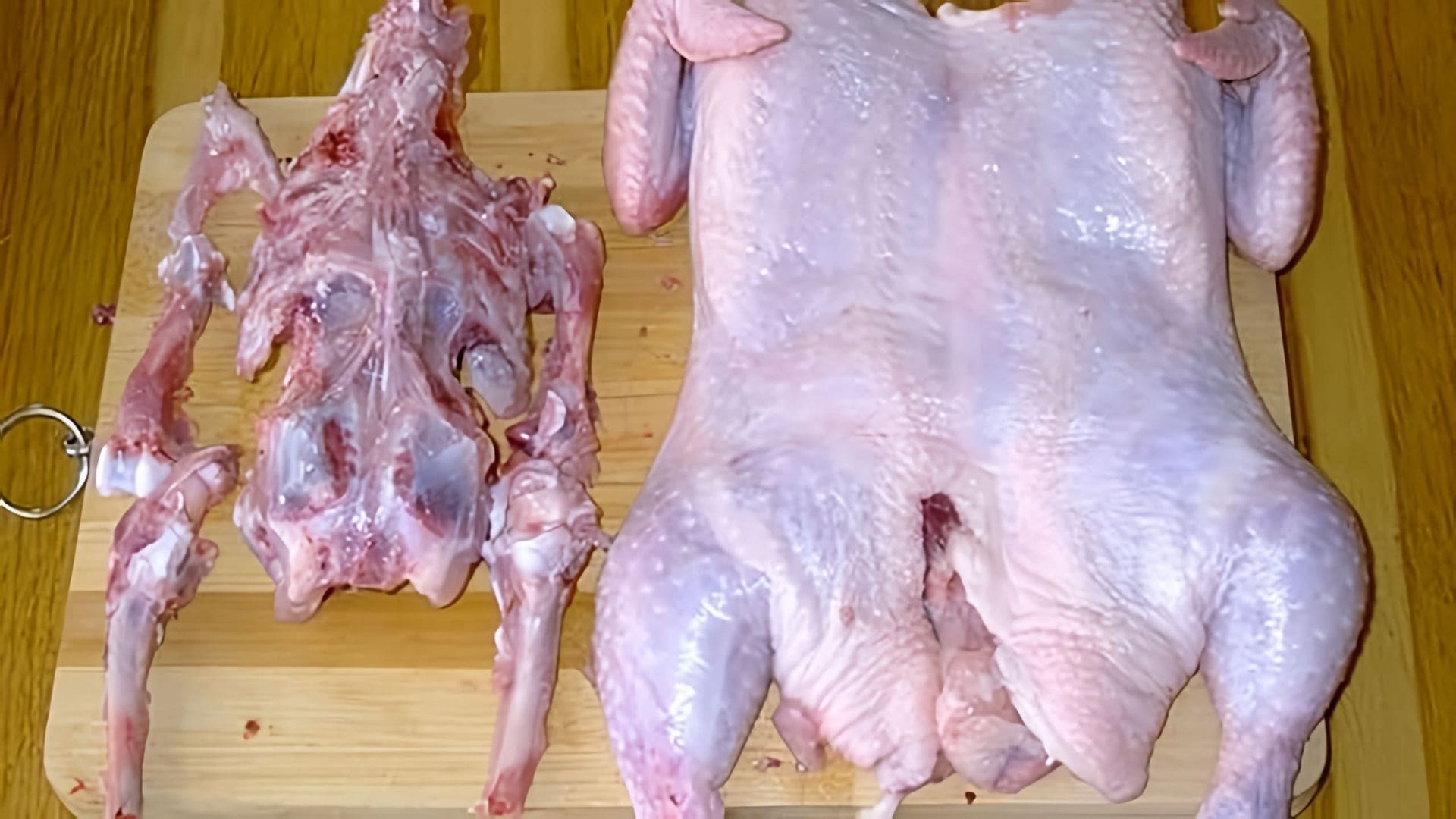 В данном видео демонстрируется процесс разделывания курицы для приготовления праздничного куриного рулета или фарширования курицы