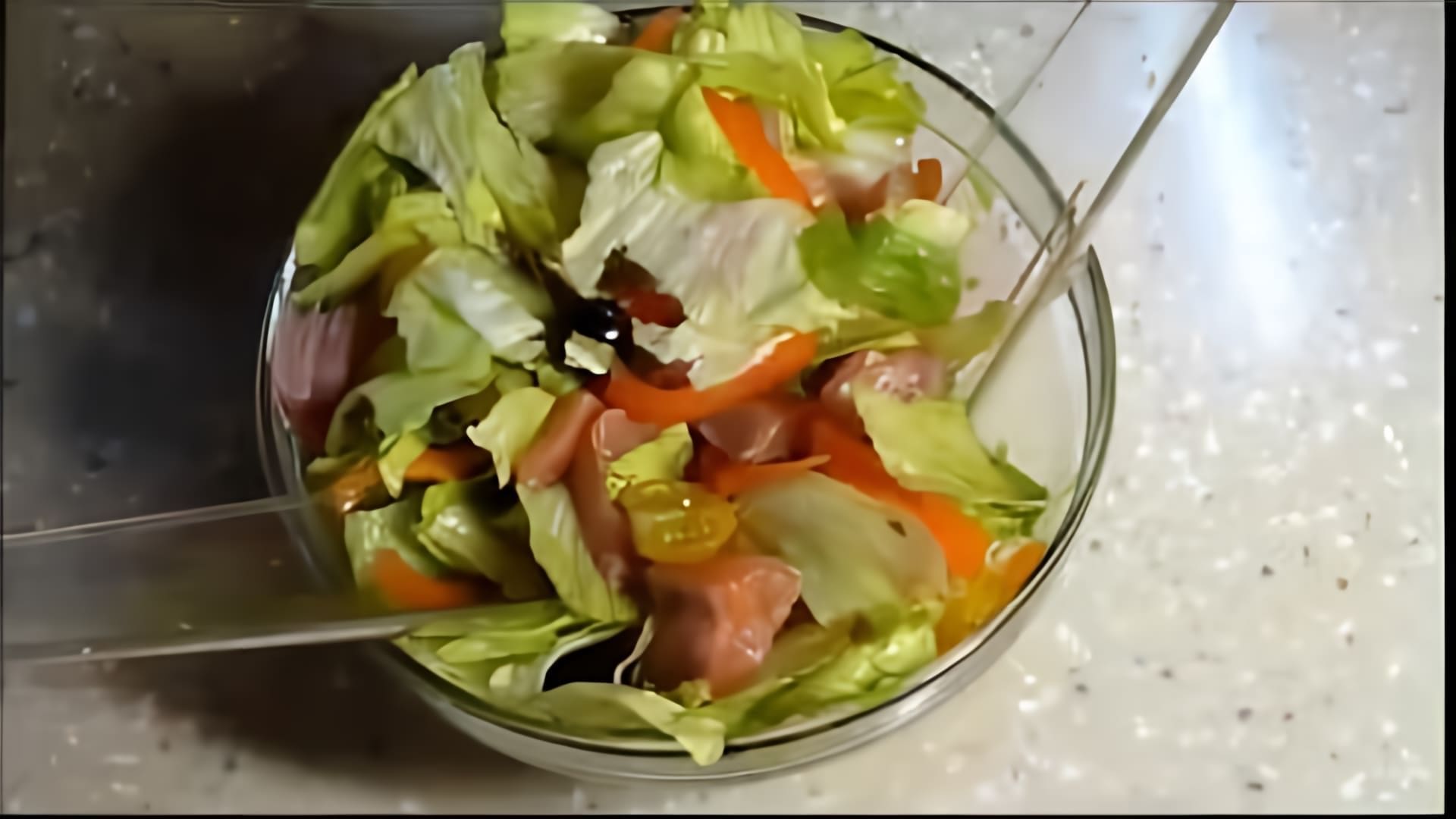 В этом видео-ролике вы увидите, как приготовить вкусный и полезный салат с капустой и красной рыбой (сёмгой)